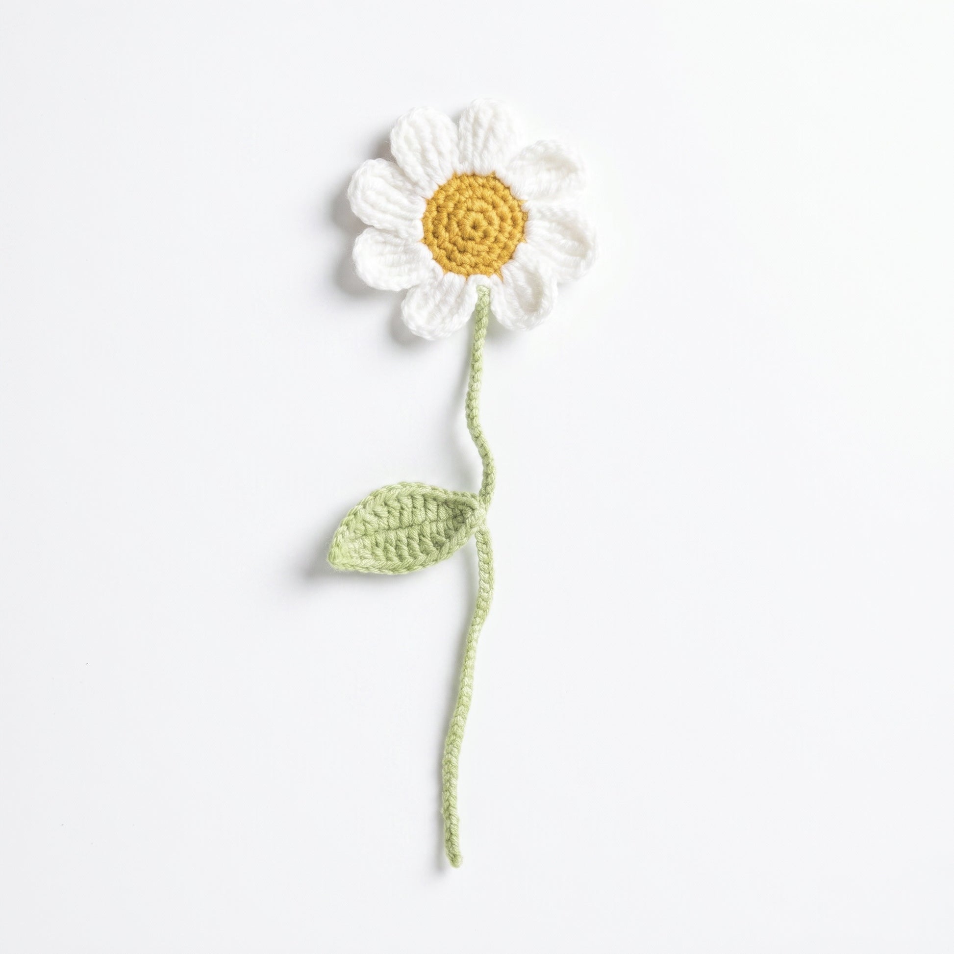 [BerryBow Canonical] BB-BM-DAI-WHT-01 | Hero | White Daisy Crochet Bookmark – Handmade by Berry Bow