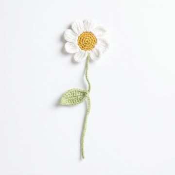 [BerryBow Canonical] BB-BM-DAI-WHT-01 | Hero | White Daisy Crochet Bookmark – Handmade by Berry Bow