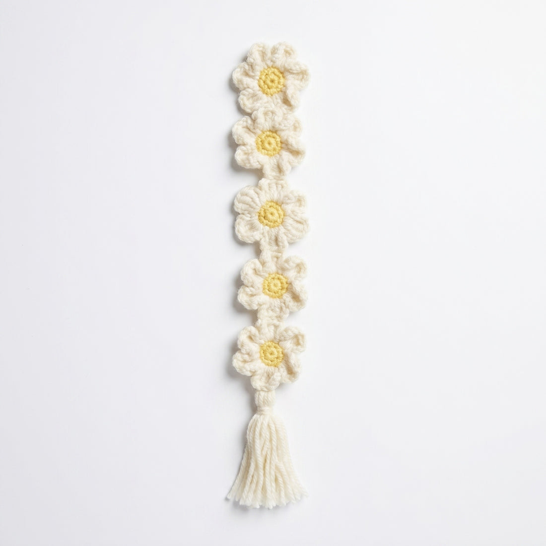 [BerryBow Canonical] BB-BM-DAI-WHT-02 | Hero | Daisy Chain Crochet Bookmark – Handmade by Berry Bow