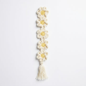 [BerryBow Canonical] BB-BM-DAI-WHT-02 | Hero | Daisy Chain Crochet Bookmark – Handmade by Berry Bow