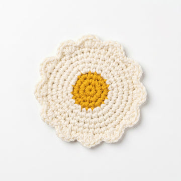 [BerryBow Canonical] BB-COS-FLR-WHT-01 | Hero | White Daisy Crochet Coaster – Handmade by Berry Bow