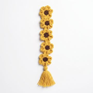 [BerryBow Canonical] BB-BM-FLO-ORG-01 | Hero | Orange Flower Chain Crochet Bookmark – Handmade by Berry Bow