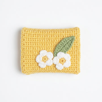 [BerryBow Canonical] BB-POU-YEL-DAI-02 | Hero | Sunshine Daisy Crochet Pouch – Handmade by Berry Bow