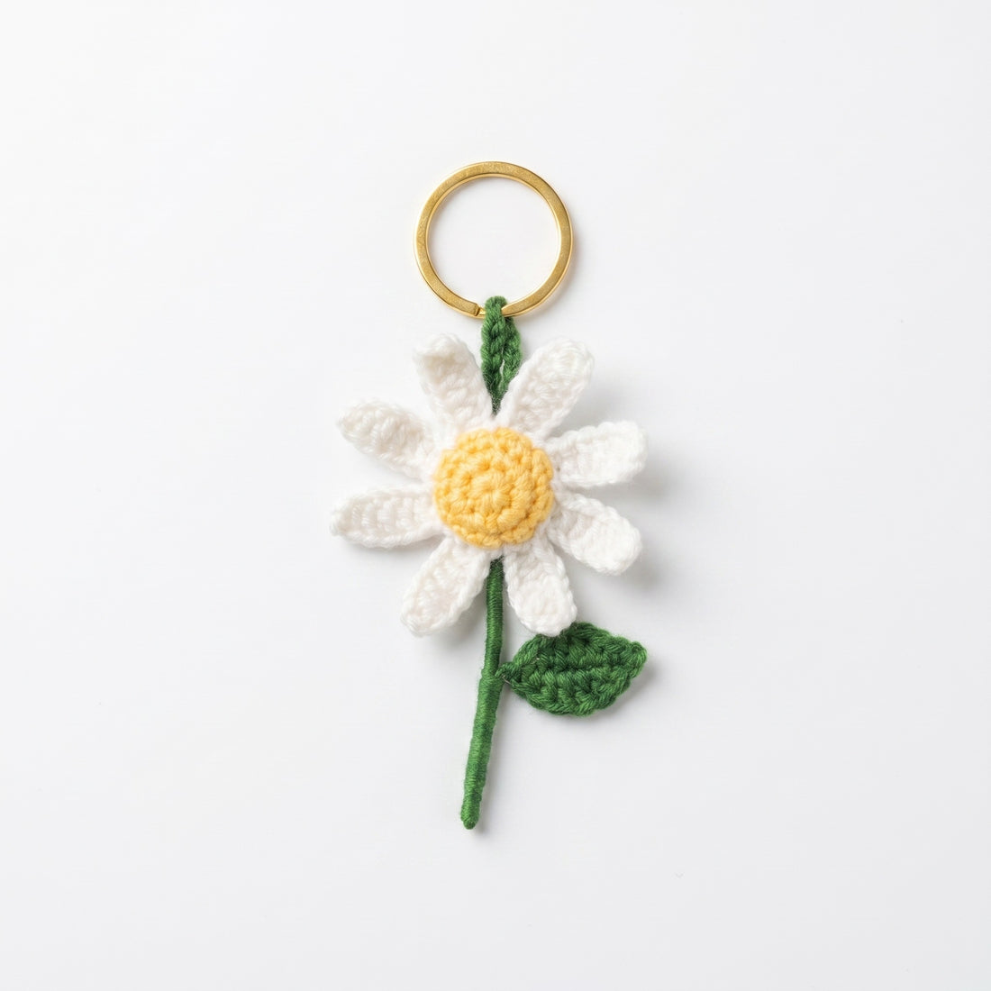 [BerryBow Canonical] BB-KC-FLR-WHT-01 | Hero | White Daisy Crochet Keychain – Handmade by Berry Bow