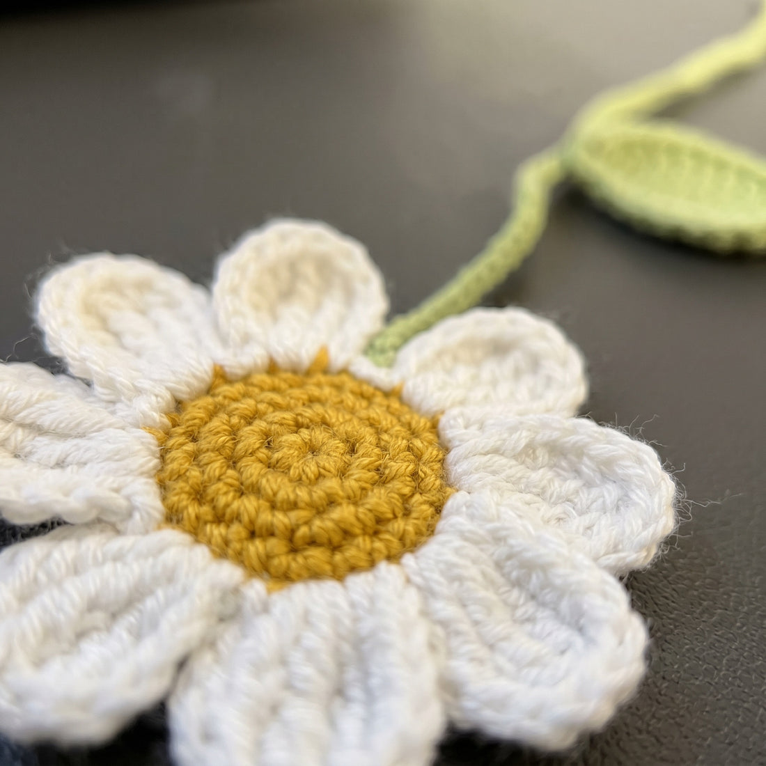 [BerryBow Canonical] BB-BM-DAI-WHT-01 | Hero | White Daisy Crochet Bookmark – Handmade by Berry Bow