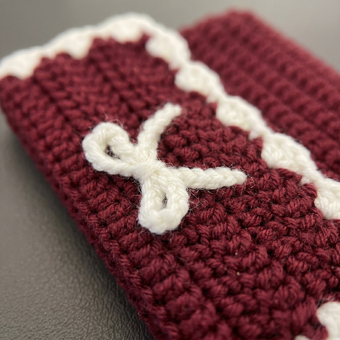 [BerryBow Canonical] BB-POU-BUR-BOW-07 | Hero | Burgundy Bow Crochet Pouch – Handmade by Berry Bow