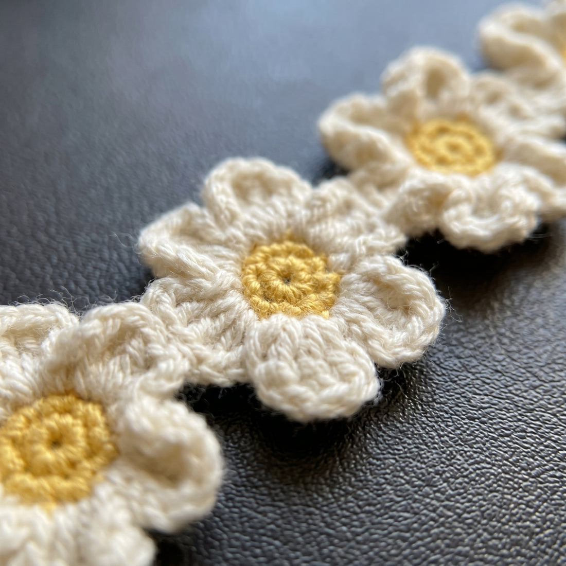 [BerryBow Canonical] BB-BM-DAI-WHT-02 | Hero | Daisy Chain Crochet Bookmark – Handmade by Berry Bow