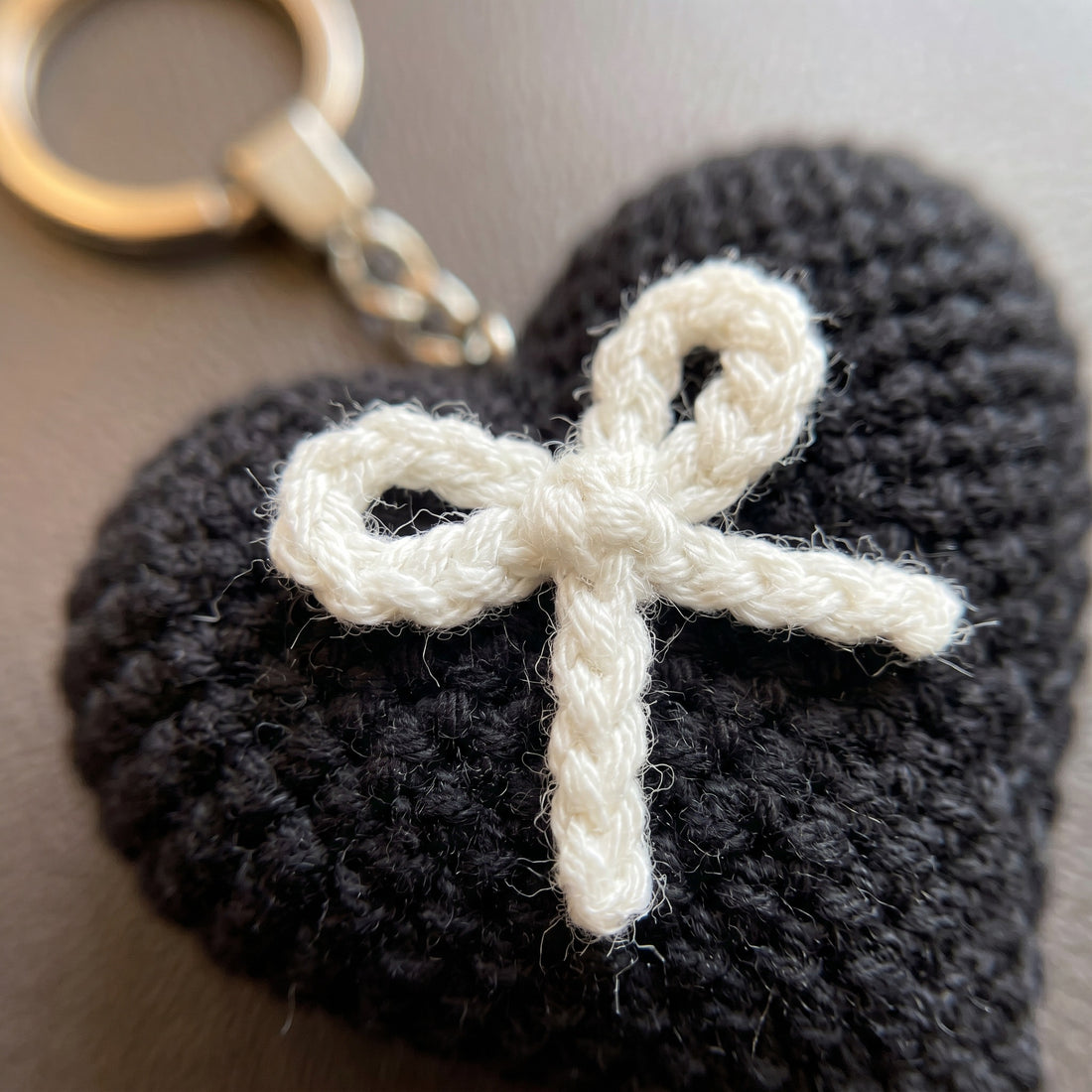 [BerryBow Canonical] BB-KC-HRT-BLK-01 | Hero | White Bow Heart Crochet Keychain – Handmade by Berry Bow