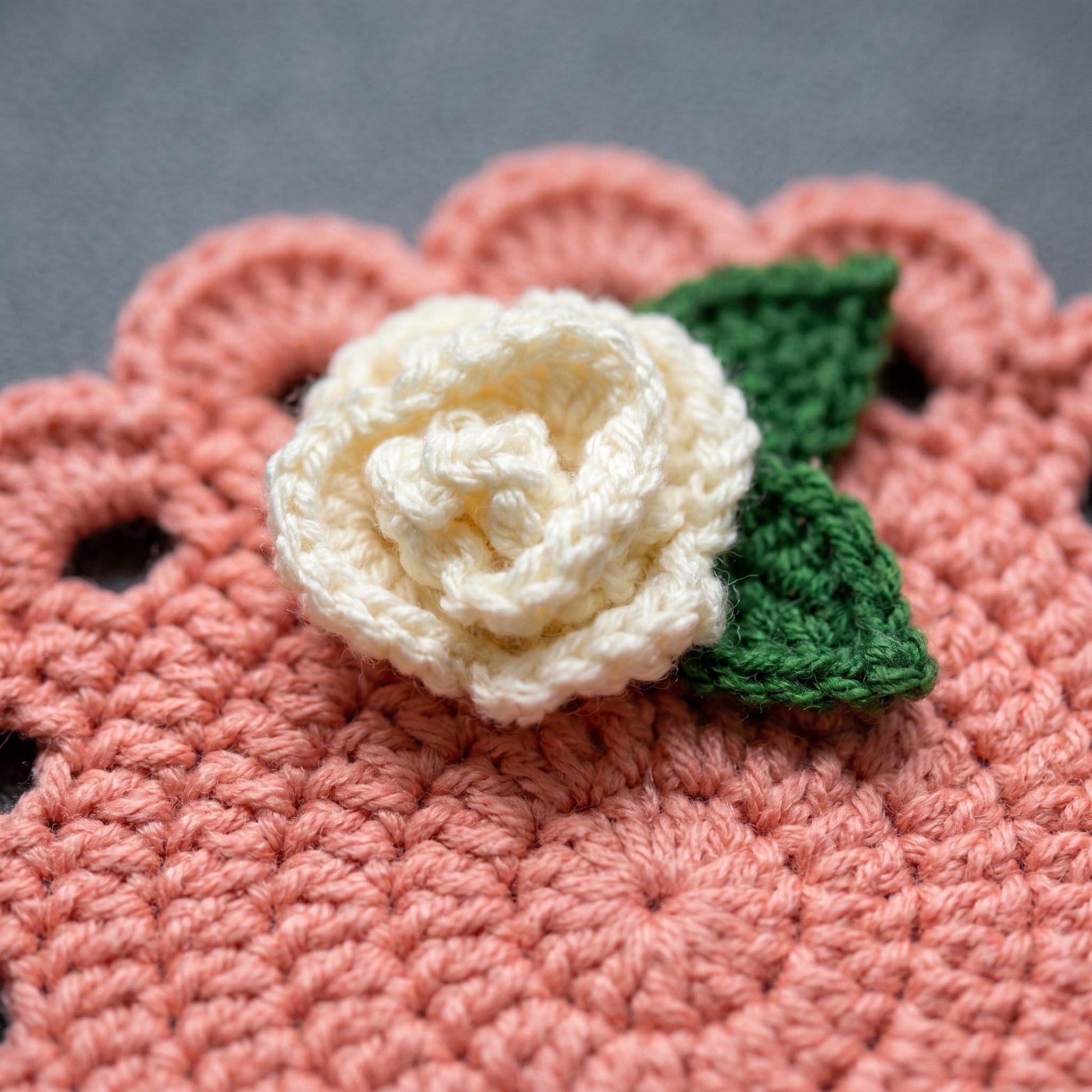 [BerryBow Canonical] BB-COS-FLR-PNK-04 | Detail | Pink Rose Crochet Coaster – Handmade by Berry Bow
