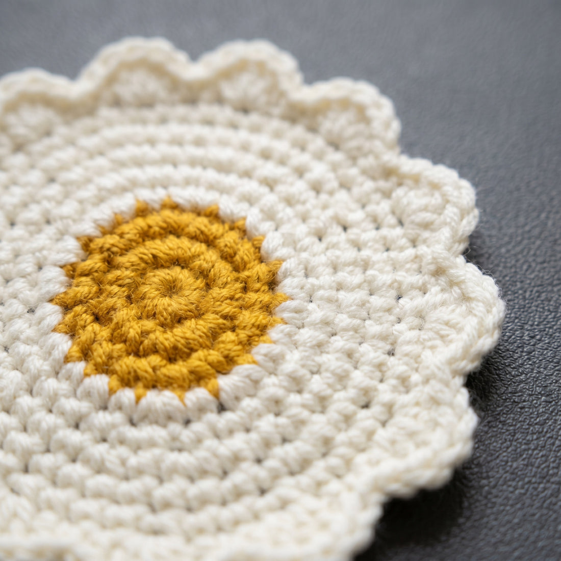 [BerryBow Canonical] BB-COS-FLR-WHT-01 | Hero | White Daisy Crochet Coaster – Handmade by Berry Bow