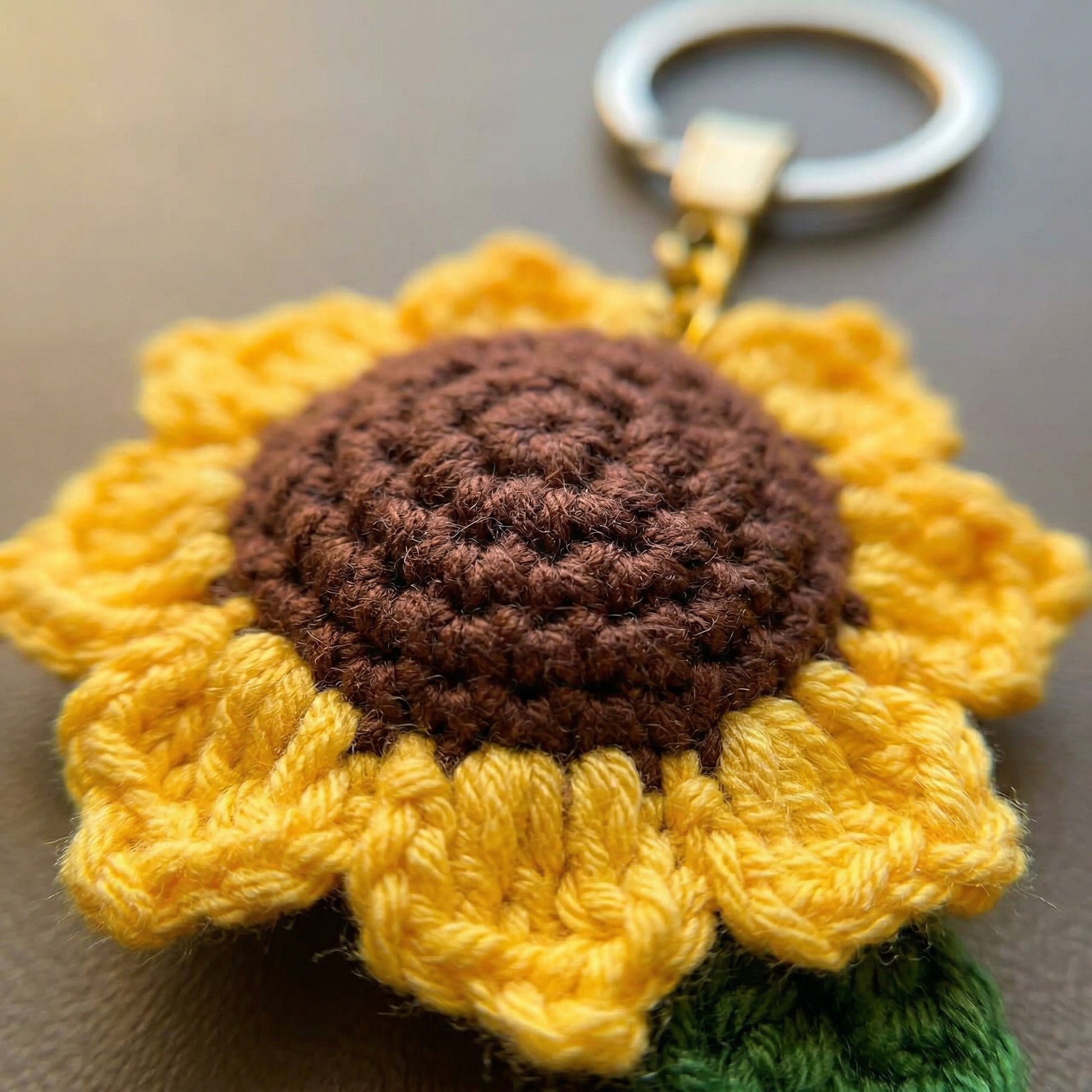 [BerryBow Canonical] BB-KC-FLR-YEL-01 | Detail | Sunflower Crochet Keychain – Handmade by Berry Bow