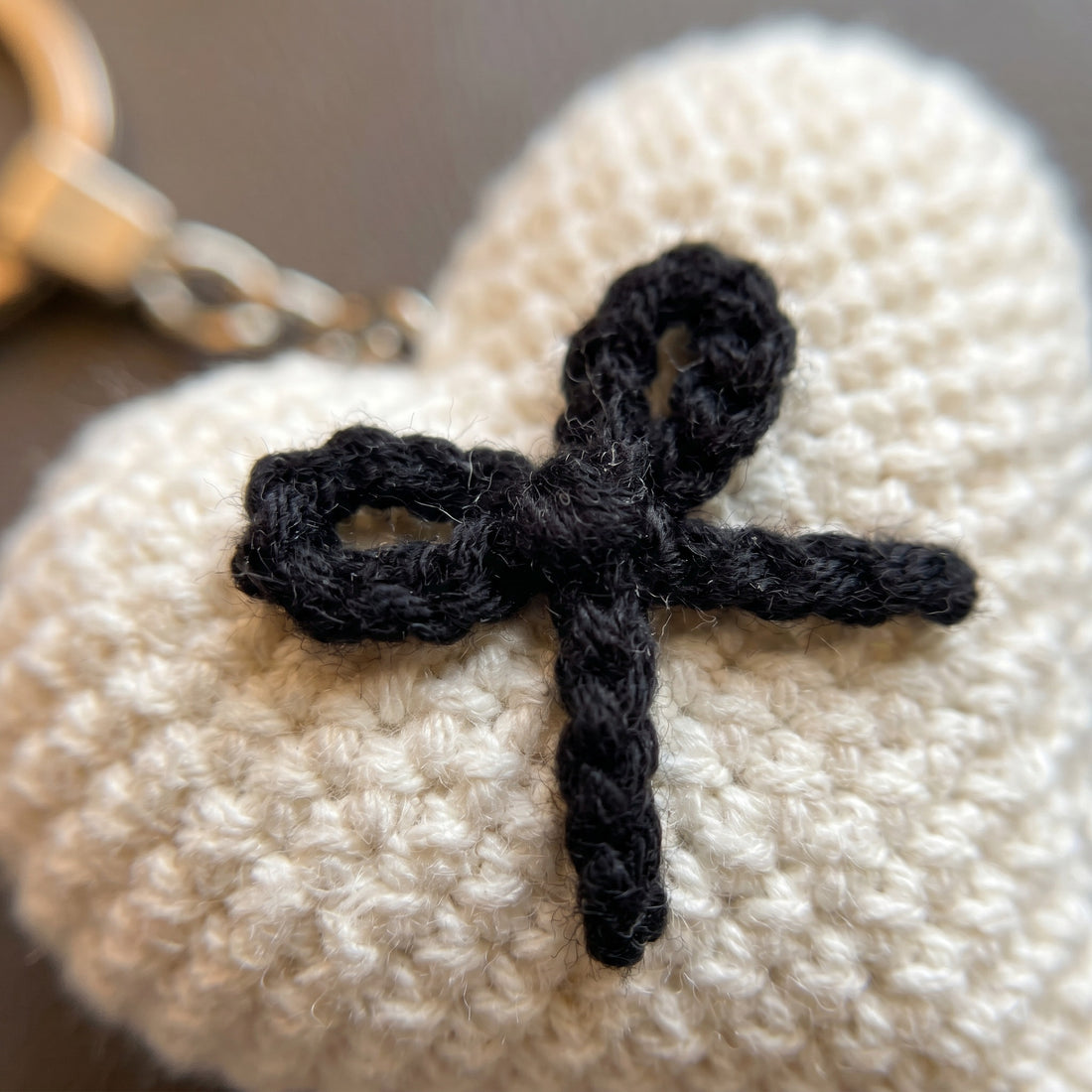 [BerryBow Canonical] BB-KC-HRT-WHT-01 | Hero | Black Bow Heart Crochet Keychain – Handmade by Berry Bow