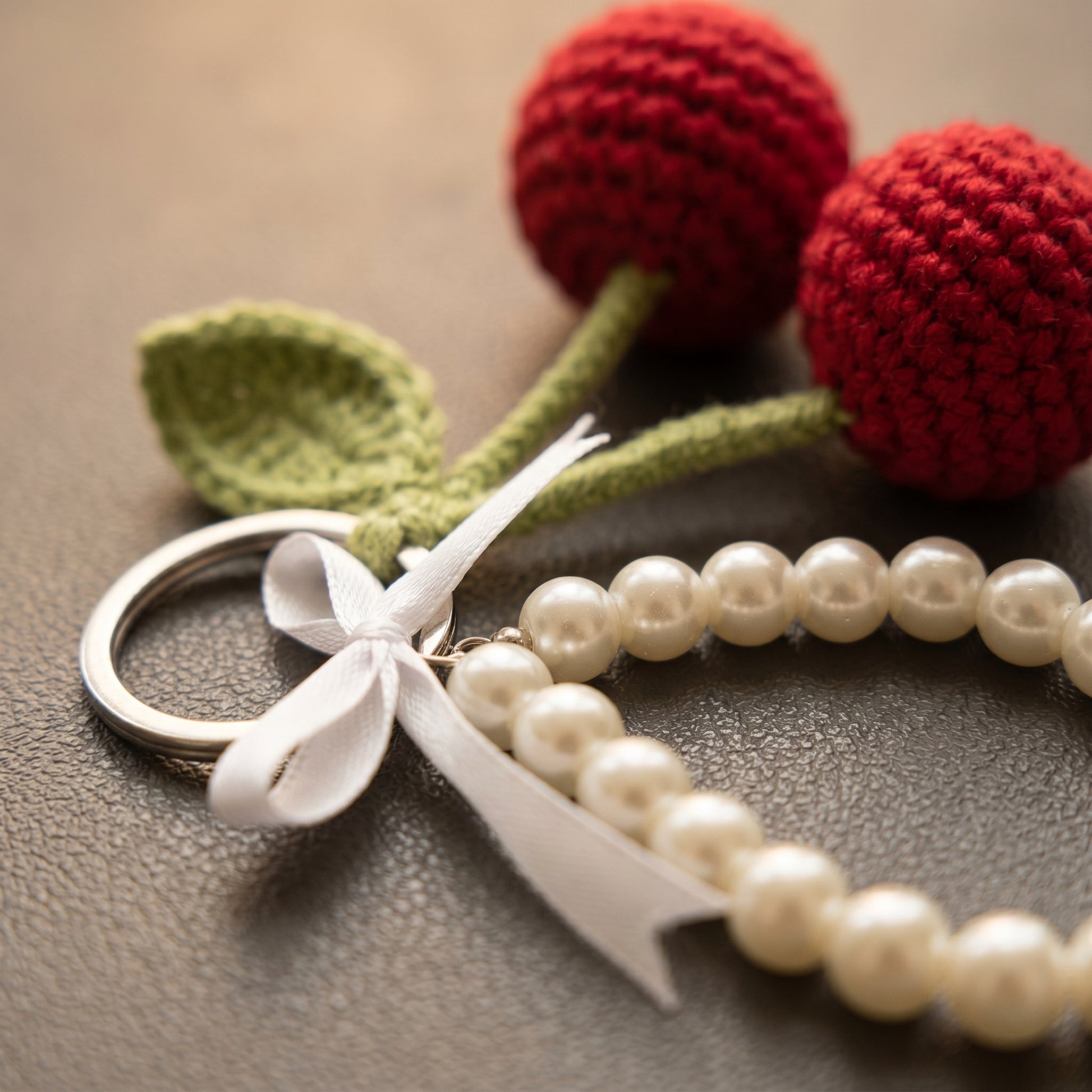 [BerryBow Canonical] BB-KC-BER-RED-01 | Detail | Cherry Pearl Crochet Keychain – Handmade by Berry Bow