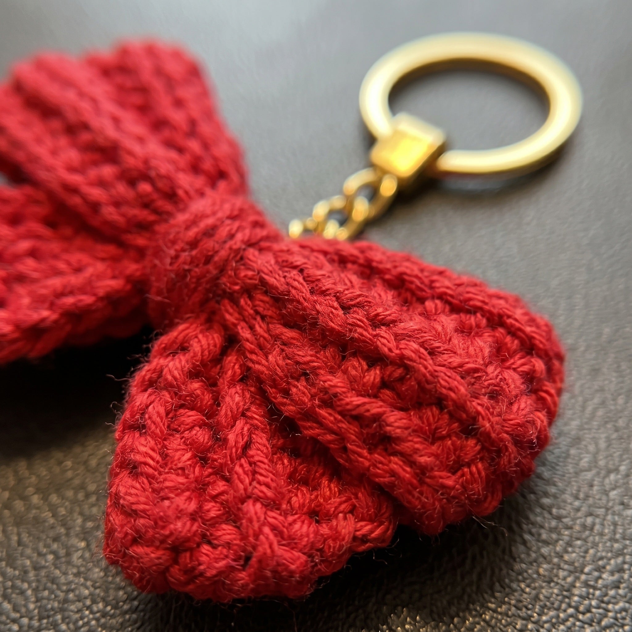 [BerryBow Canonical] BB-KC-RIB-RED-01 | Detail | Red Bow Crochet Keychain – Handmade by Berry Bow
