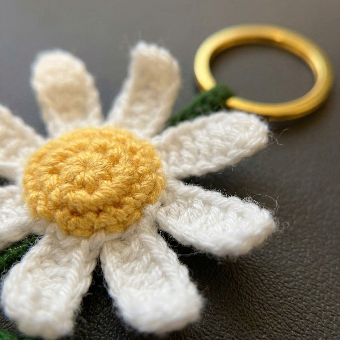 [BerryBow Canonical] BB-KC-FLR-WHT-01 | Hero | White Daisy Crochet Keychain – Handmade by Berry Bow