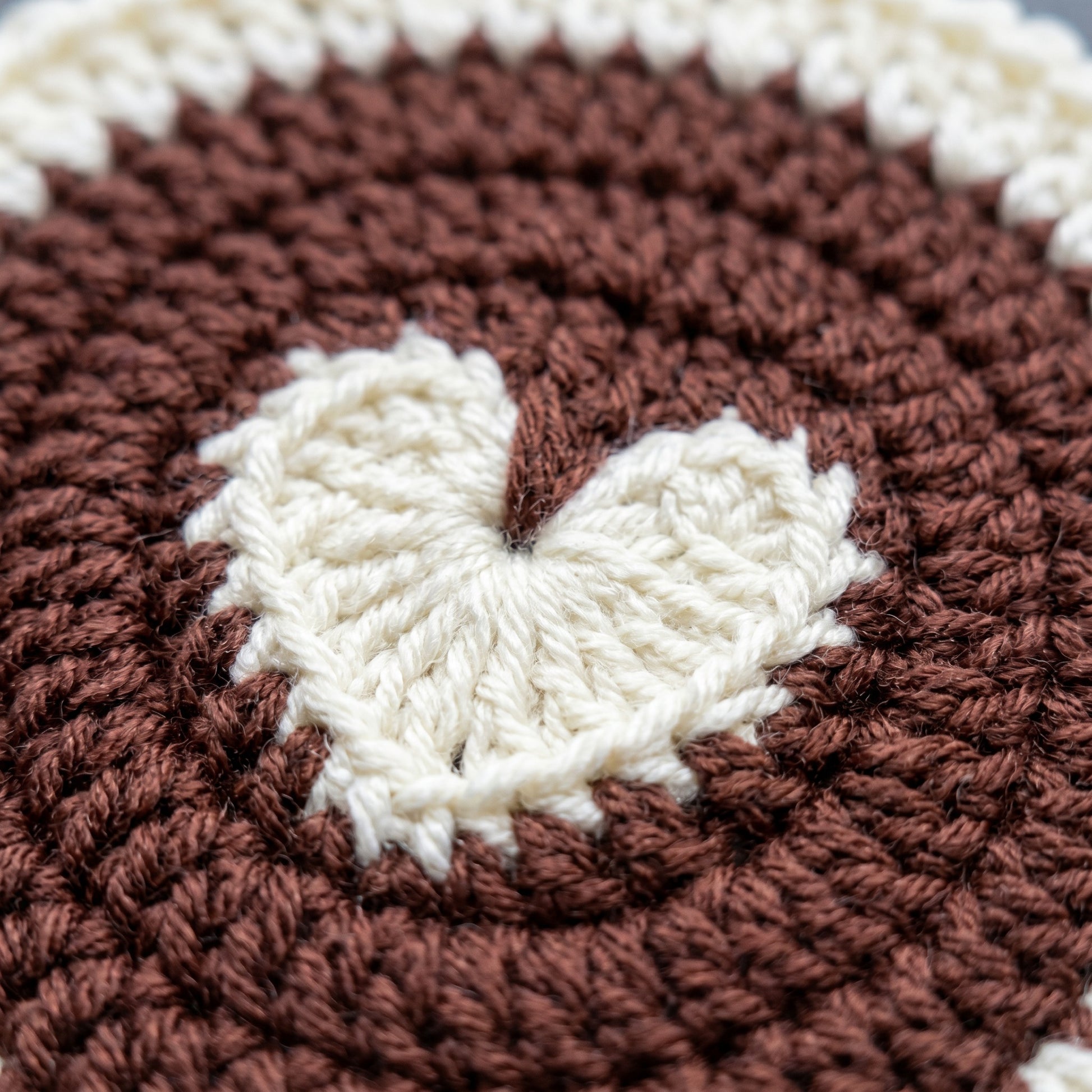 [BerryBow Canonical] BB-COS-NAT-BRN-01 | Detail | Coffee Heart Crochet Coaster – Handmade by Berry Bow