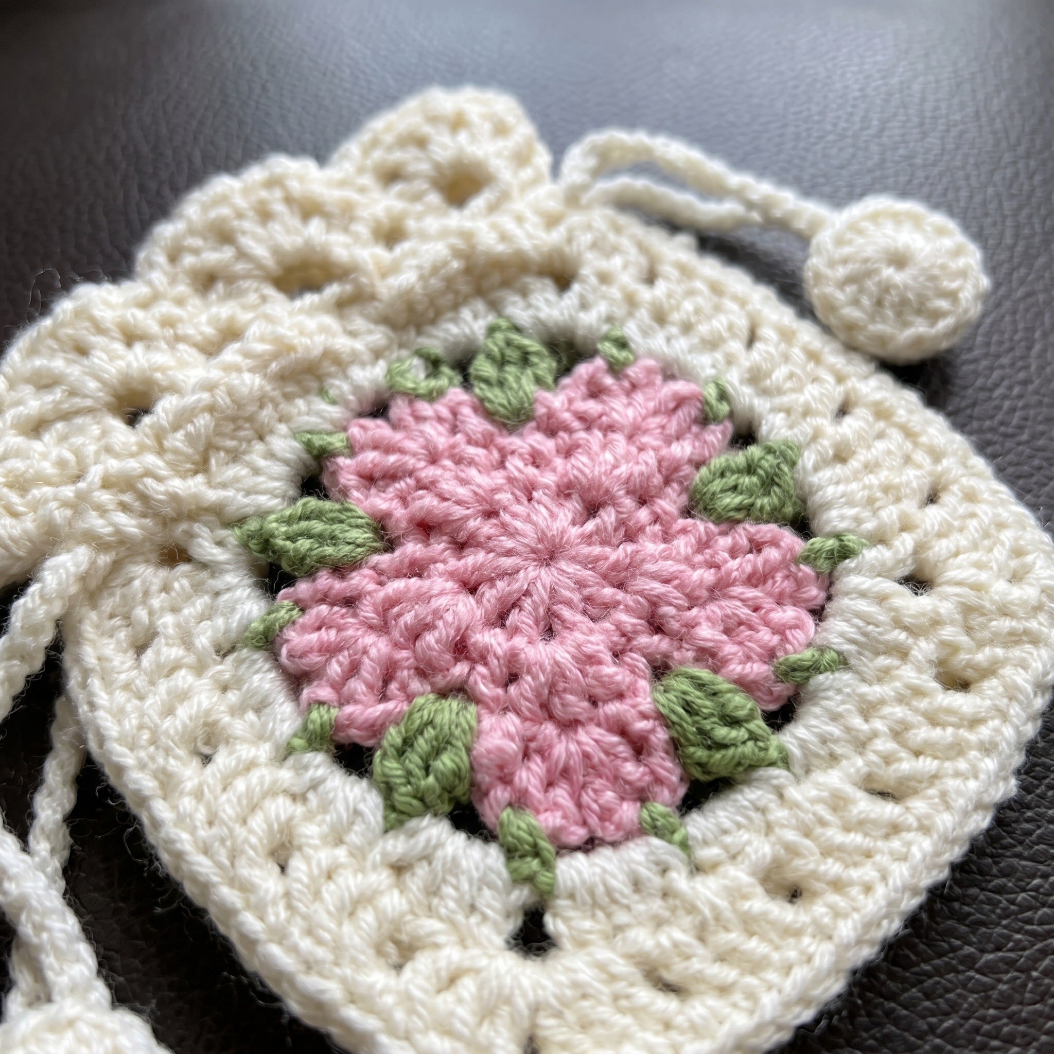 [BerryBow Canonical] BB-POU-OWH-PNK-05 | Detail | Pink Bloom Crochet Pouch – Handmade by Berry Bow