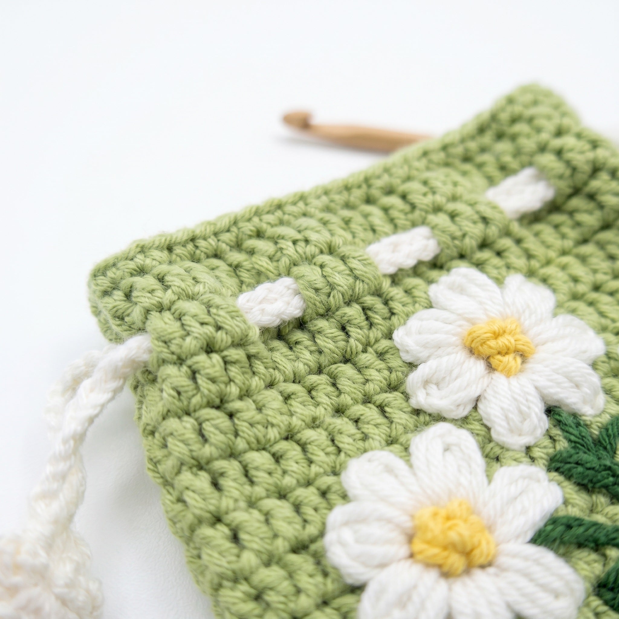 [BerryBow Canonical] BB-POU-GRN-DAI-03 | Detail | Green Daisy Crochet Pouch – Handmade by Berry Bow