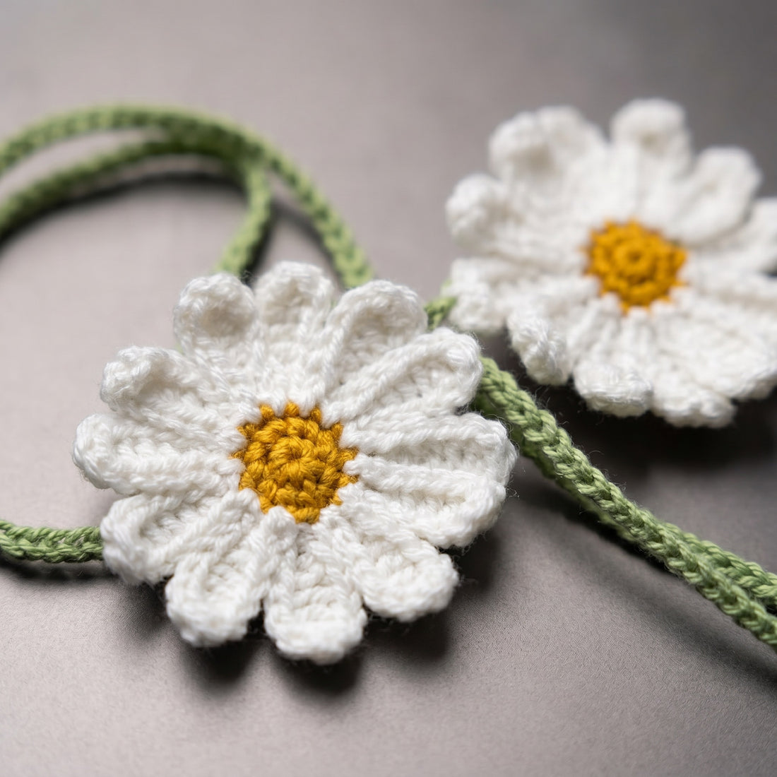 [BerryBow Canonical] BB-CHR-FLR-WHT-02 | Hero | Twin Daisy Crochet Car Charm – Handmade by Berry Bow
