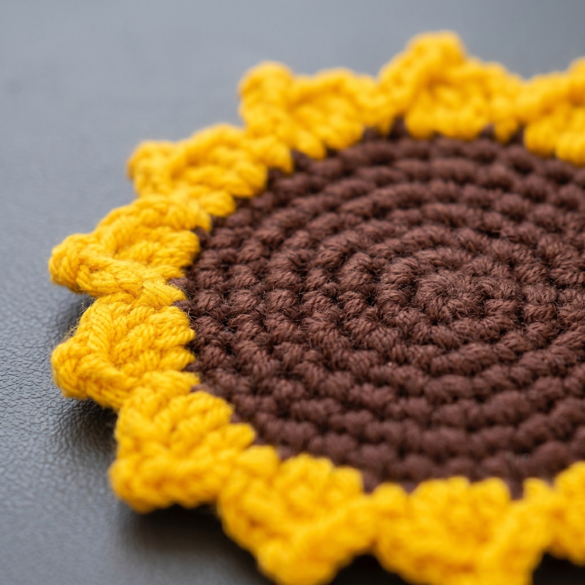 [BerryBow Canonical] BB-COS-FLR-YEL-01 | Detail | Sunflower Crochet Coaster – Handmade by Berry Bow