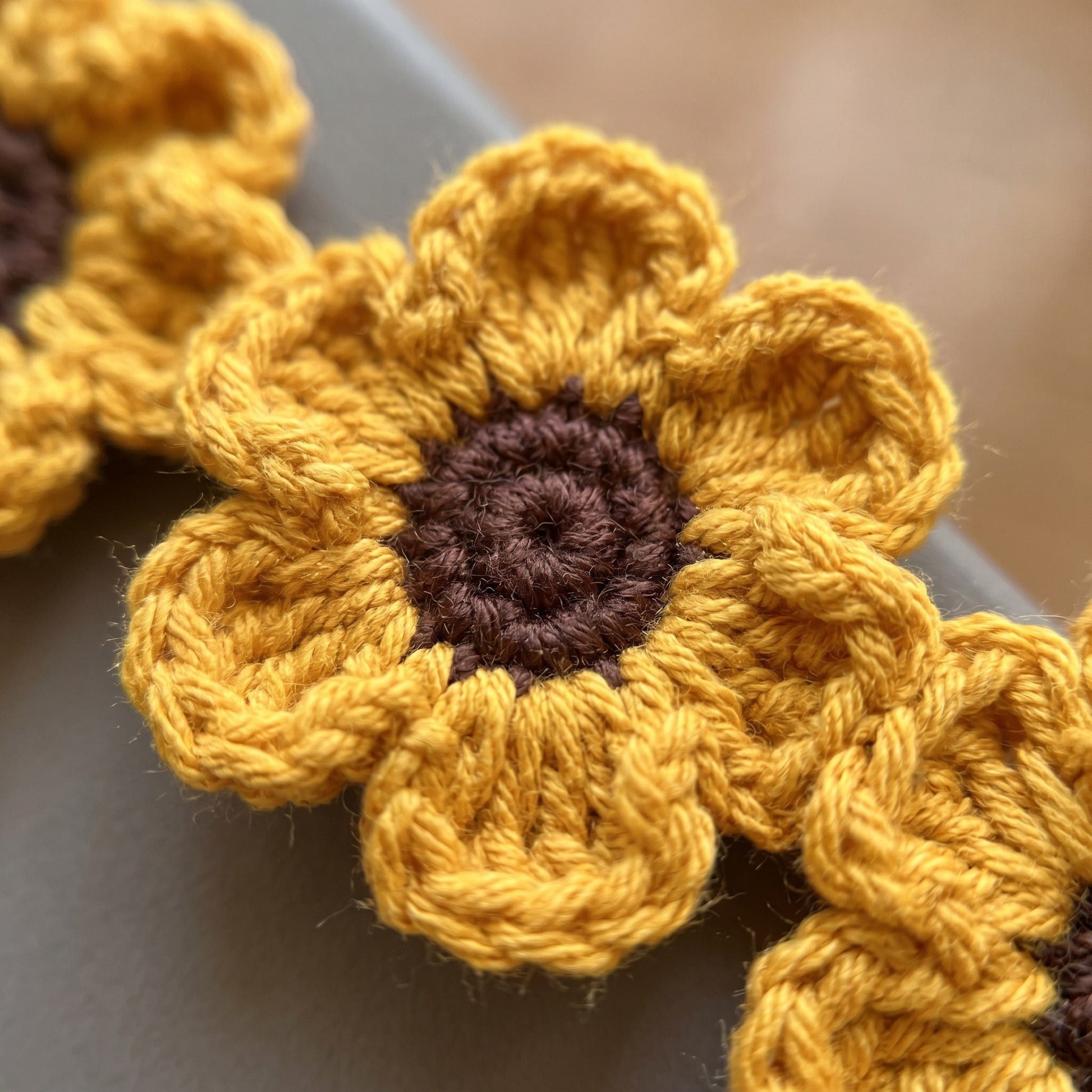 [BerryBow Canonical] BB-BM-FLO-ORG-01 | Detail | Orange Flower Chain Crochet Bookmark – Handmade by Berry Bow