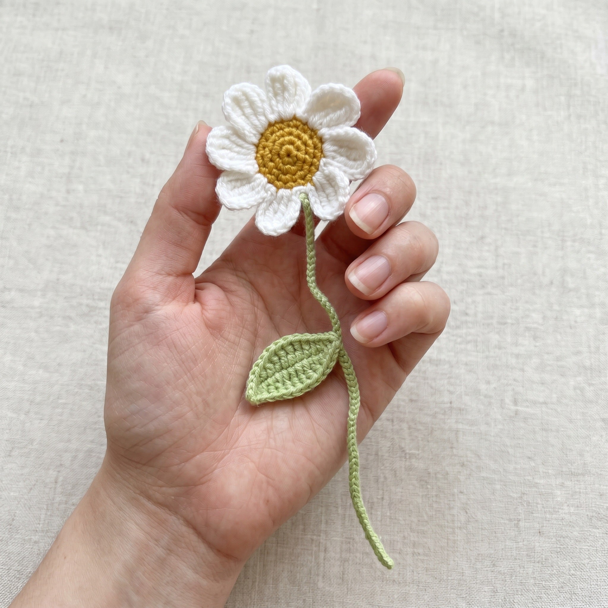 [BerryBow Canonical] BB-BM-DAI-WHT-01 | Scale | White Daisy Crochet Bookmark – Handmade by Berry Bow