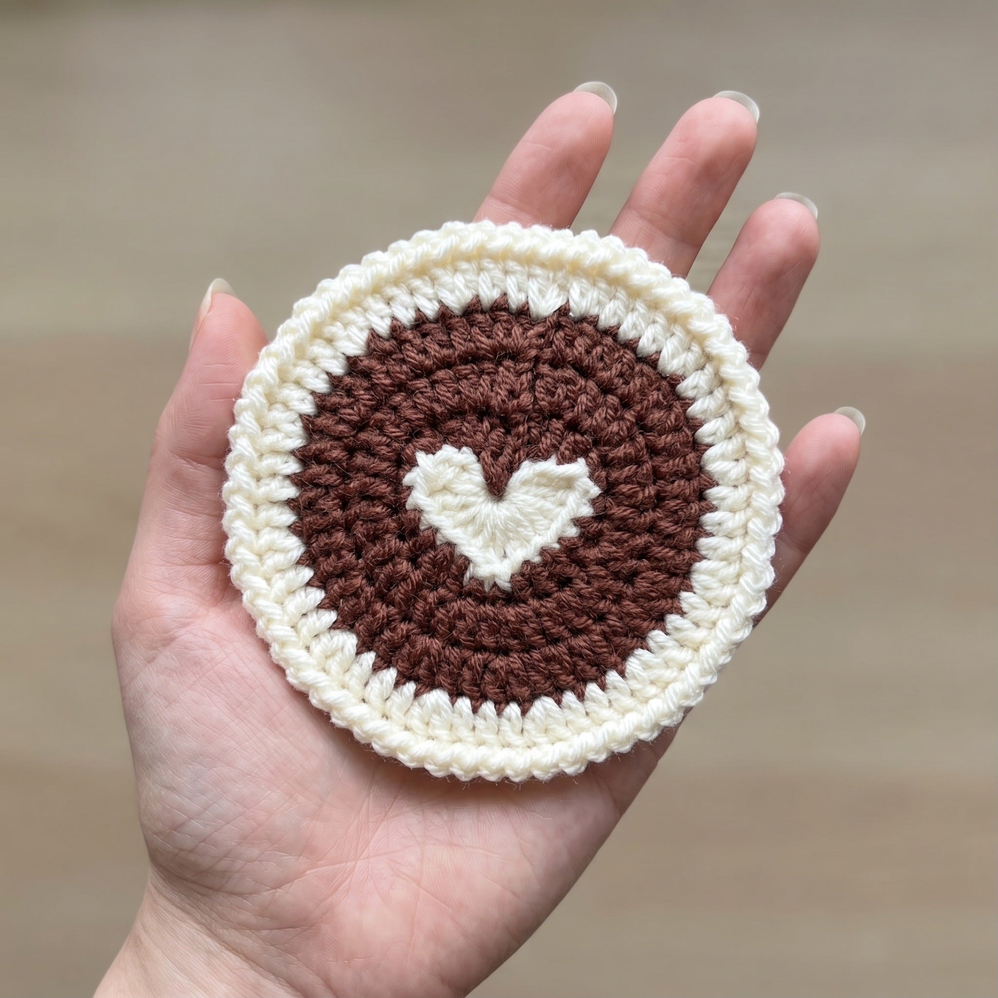 [BerryBow Canonical] BB-COS-NAT-BRN-01 | Scale | Coffee Heart Crochet Coaster – Handmade by Berry Bow