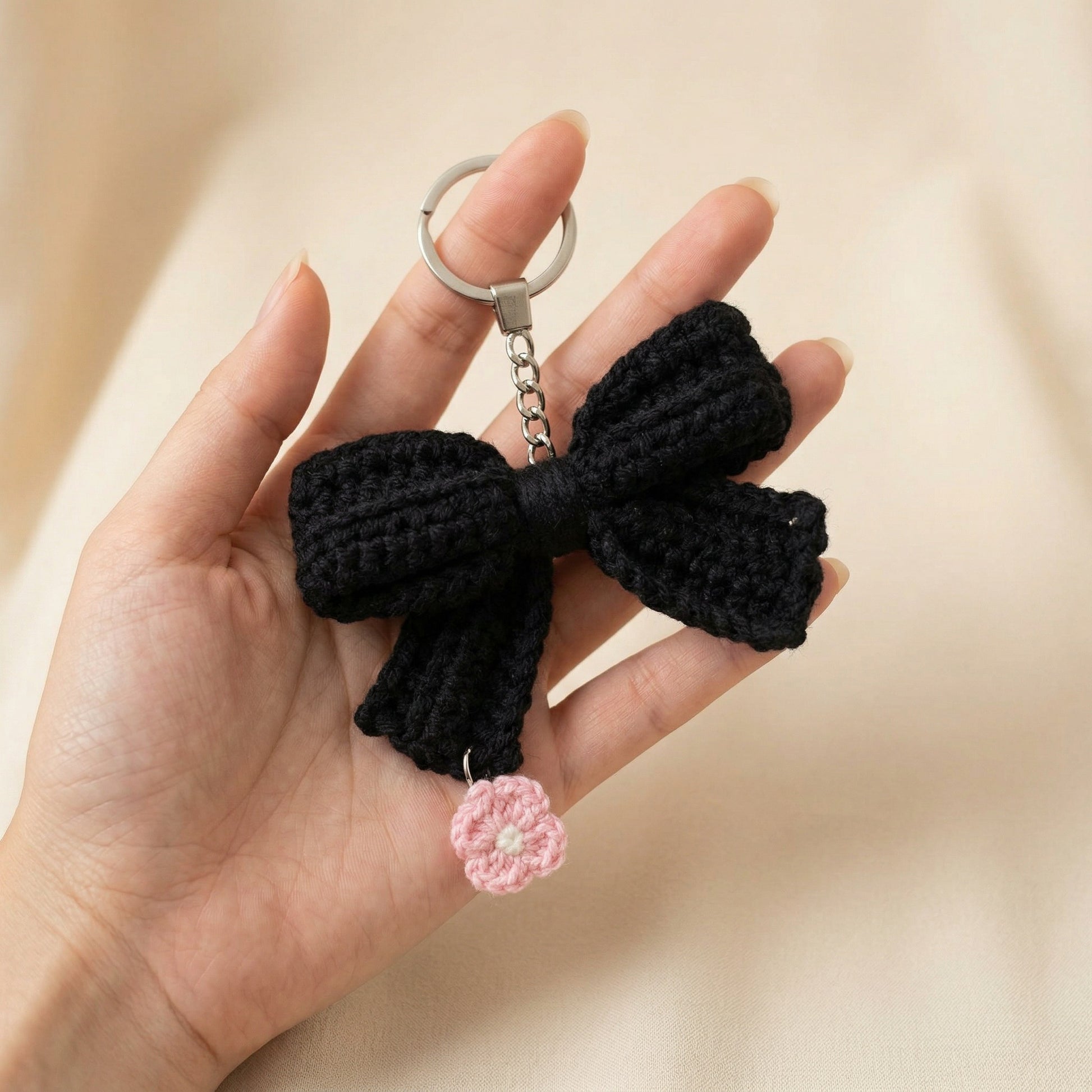 [BerryBow Canonical] BB-KC-RIB-BLK-01 | Scale | Black Bow Crochet Keychain – Handmade by Berry Bow