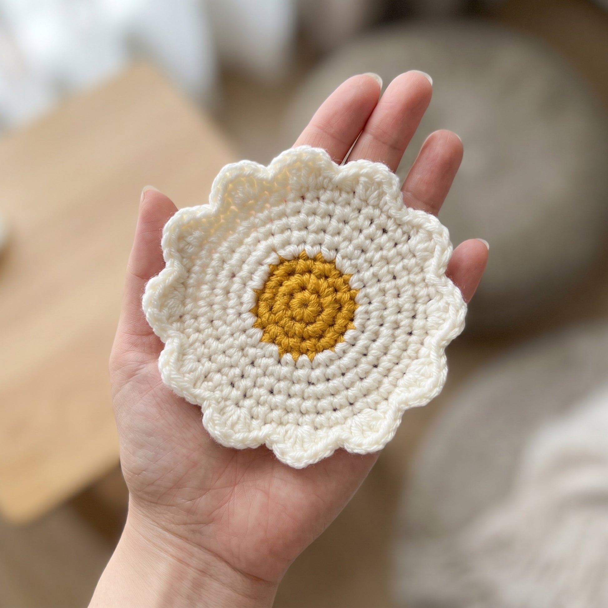 [BerryBow Canonical] BB-COS-FLR-WHT-01 | Scale | White Daisy Crochet Coaster – Handmade by Berry Bow