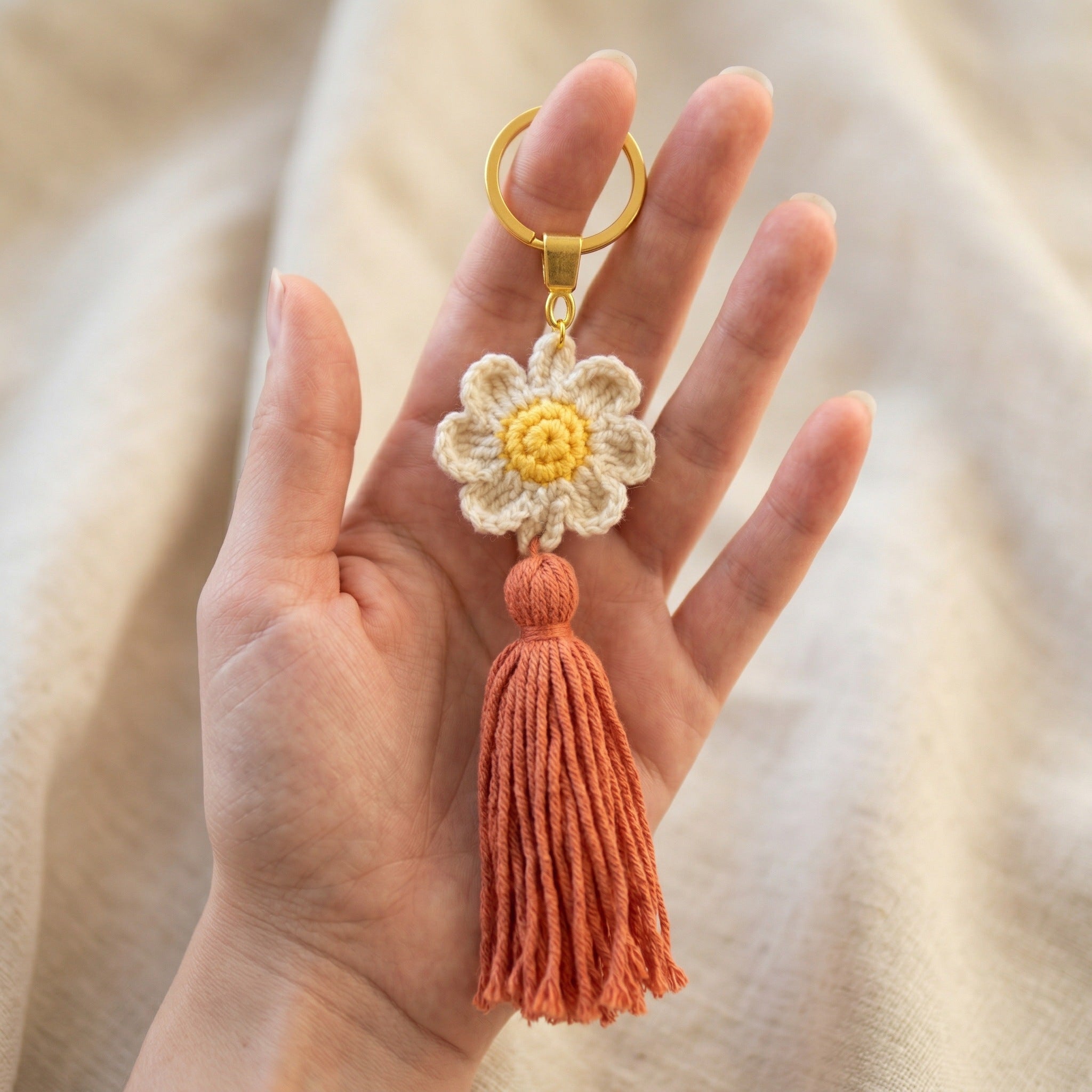 [BerryBow Canonical] BB-KC-FLR-COR-01 | Scale | Lady Flower Crochet Keychain – Handmade by Berry Bow