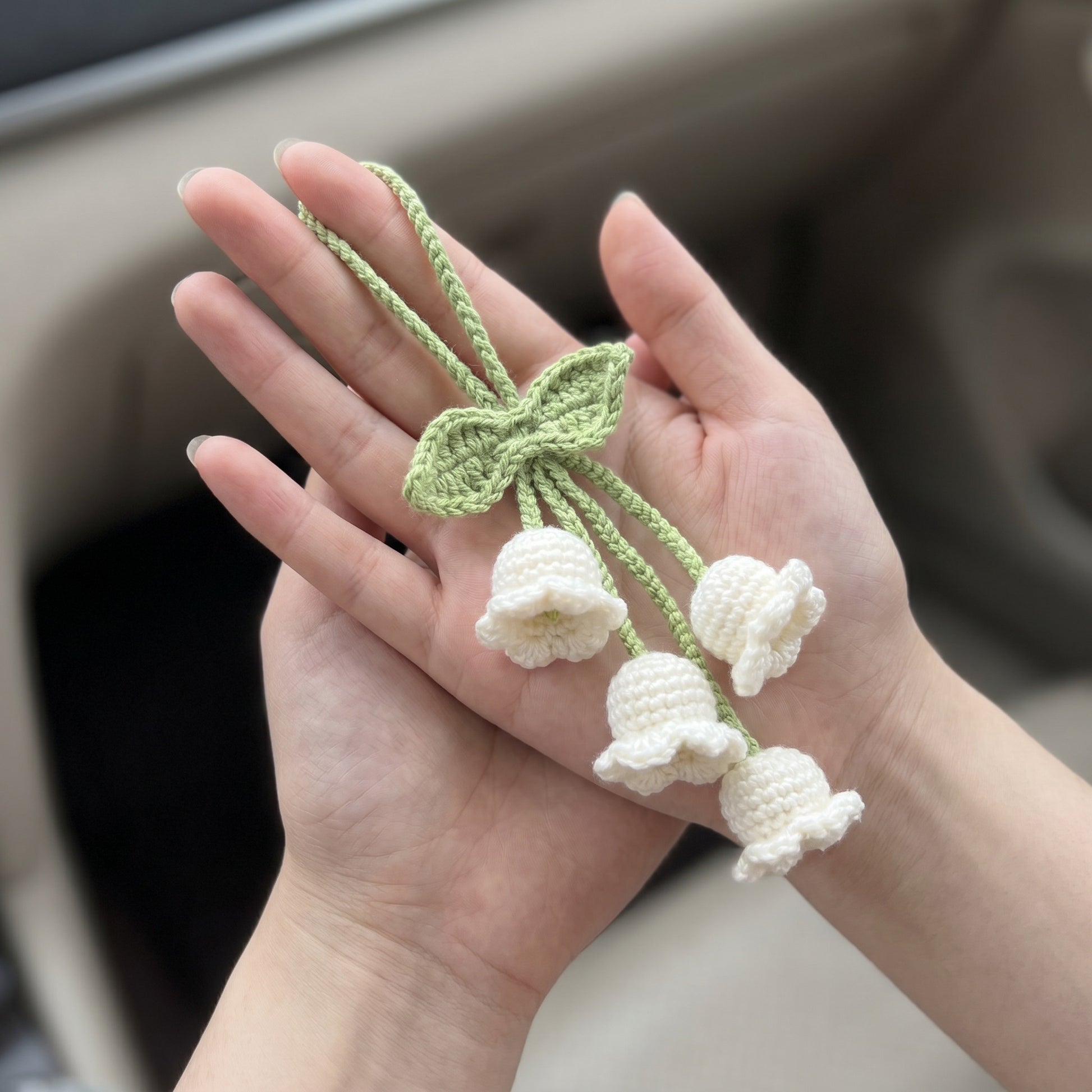 [BerryBow Canonical] BB-CHR-FLR-WHT-03 | Scale | White Lily Crochet Car Charm – Handmade by Berry Bow