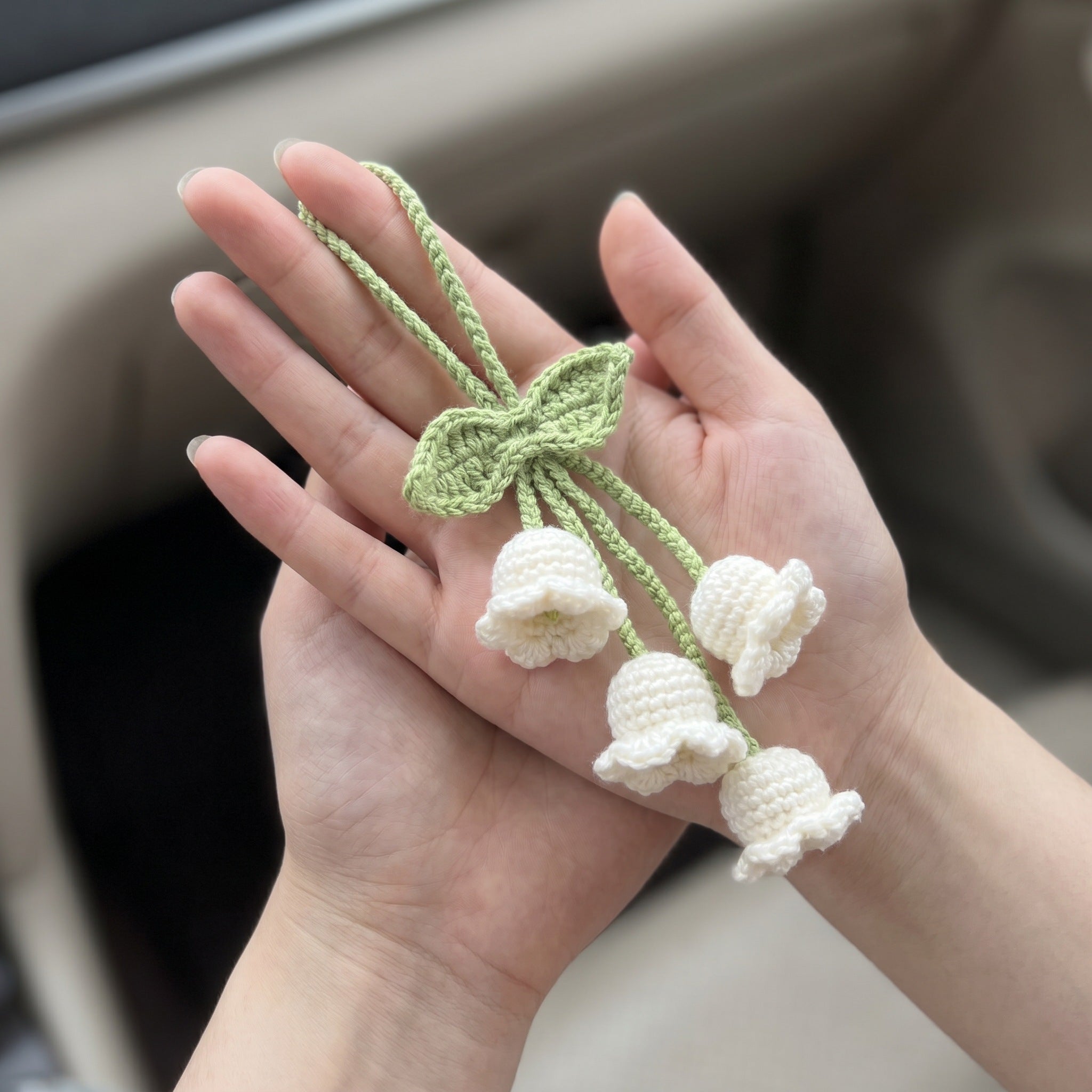[BerryBow Canonical] BB-CHR-FLR-WHT-03 | Scale | White Lily Crochet Car Charm – Handmade by Berry Bow