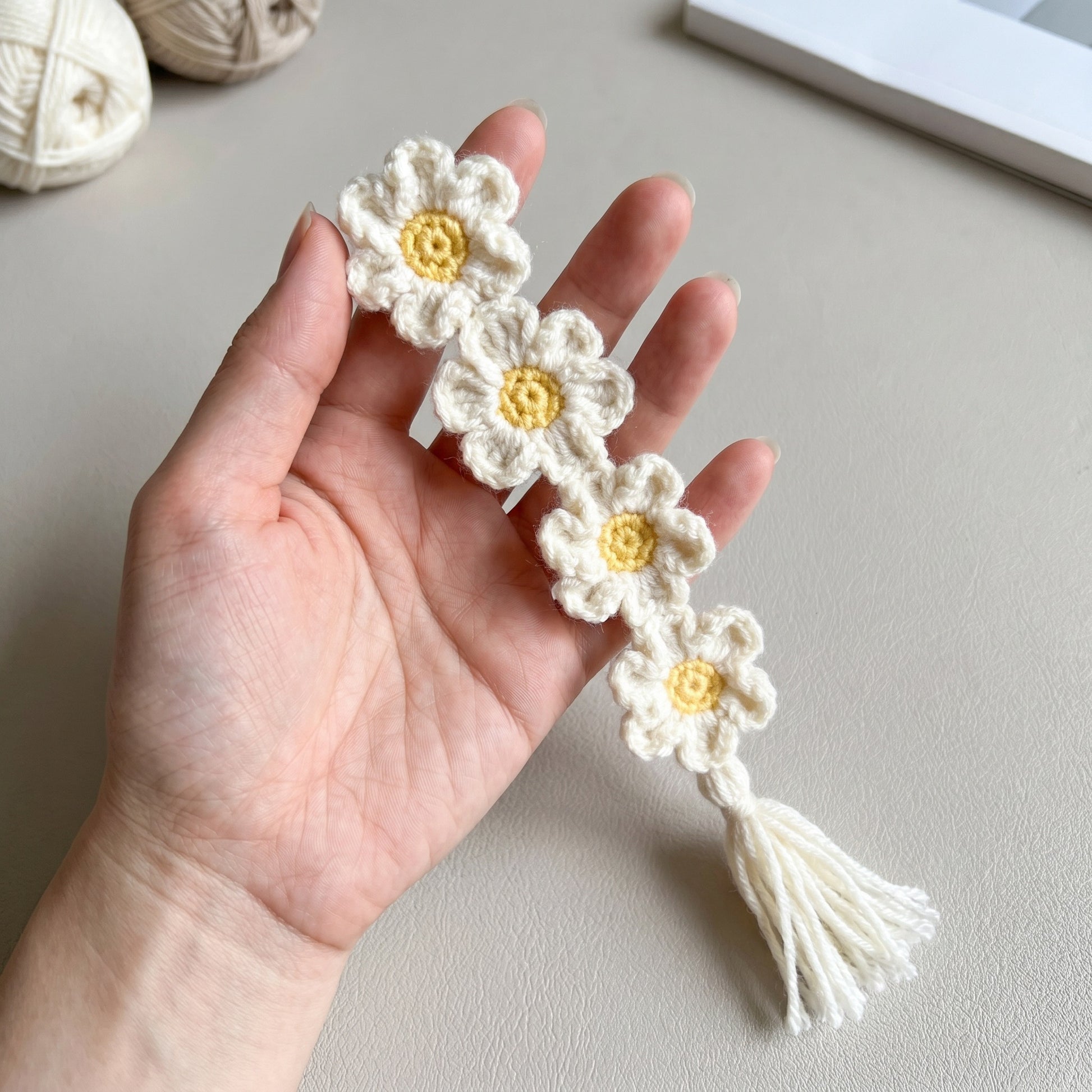 [BerryBow Canonical] BB-BM-DAI-WHT-02 | Scale | Daisy Chain Crochet Bookmark – Handmade by Berry Bow