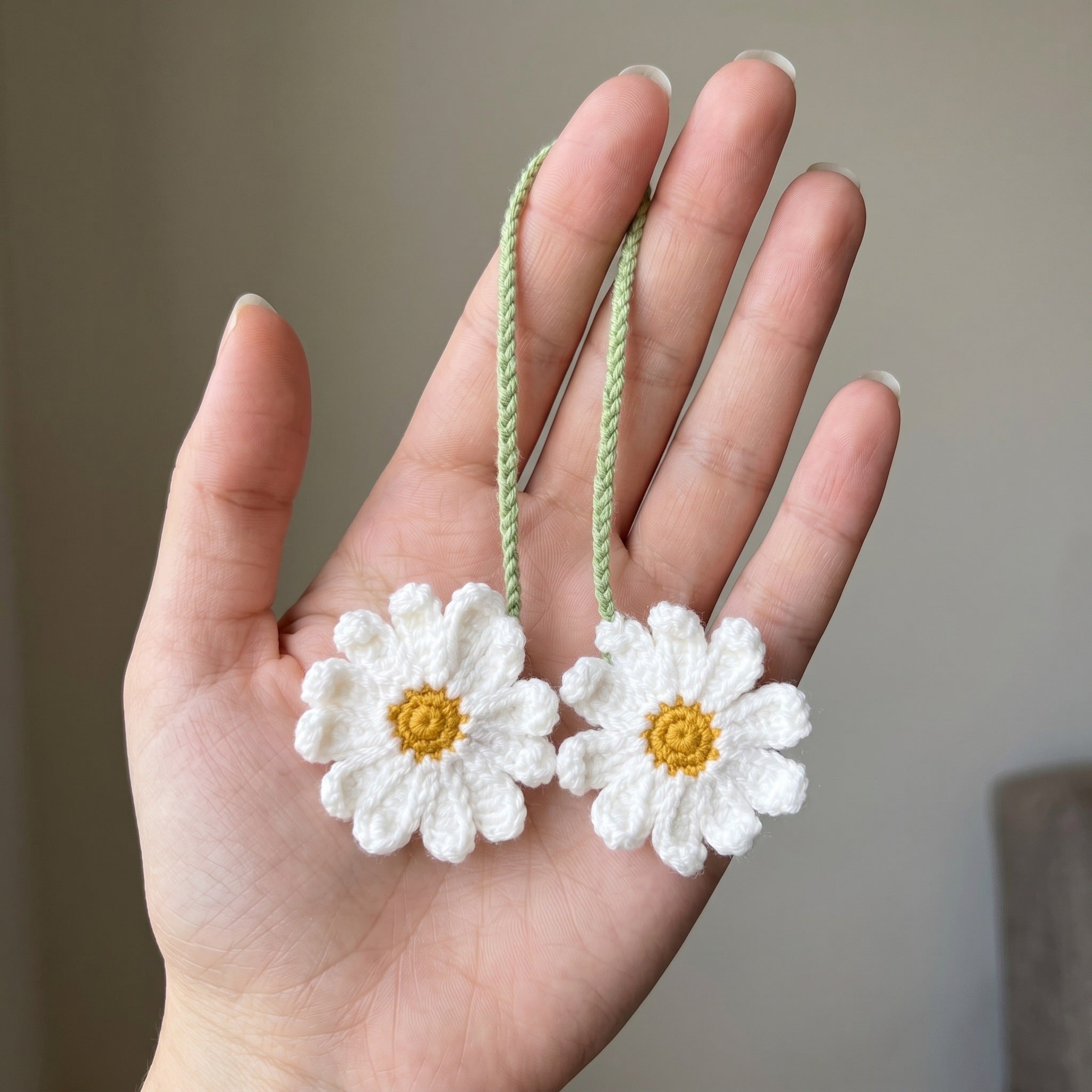 [BerryBow Canonical] BB-CHR-FLR-WHT-02 | Scale | Twin Daisy Crochet Car Charm – Handmade by Berry Bow