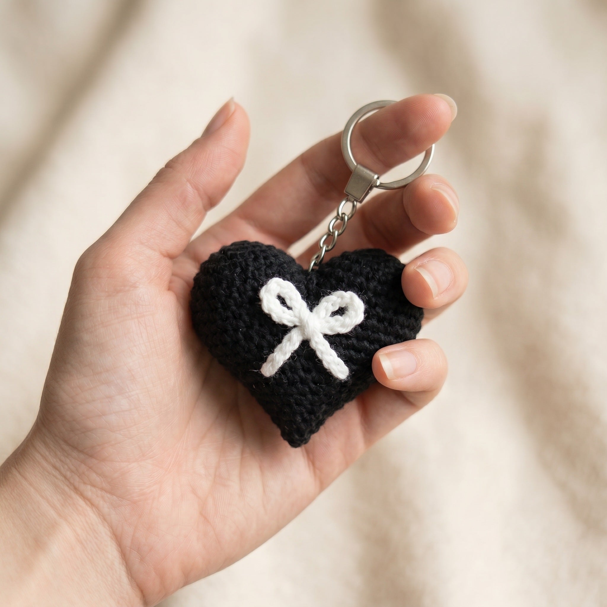 [BerryBow Canonical] BB-KC-HRT-BLK-01 | Scale | White Bow Heart Crochet Keychain – Handmade by Berry Bow