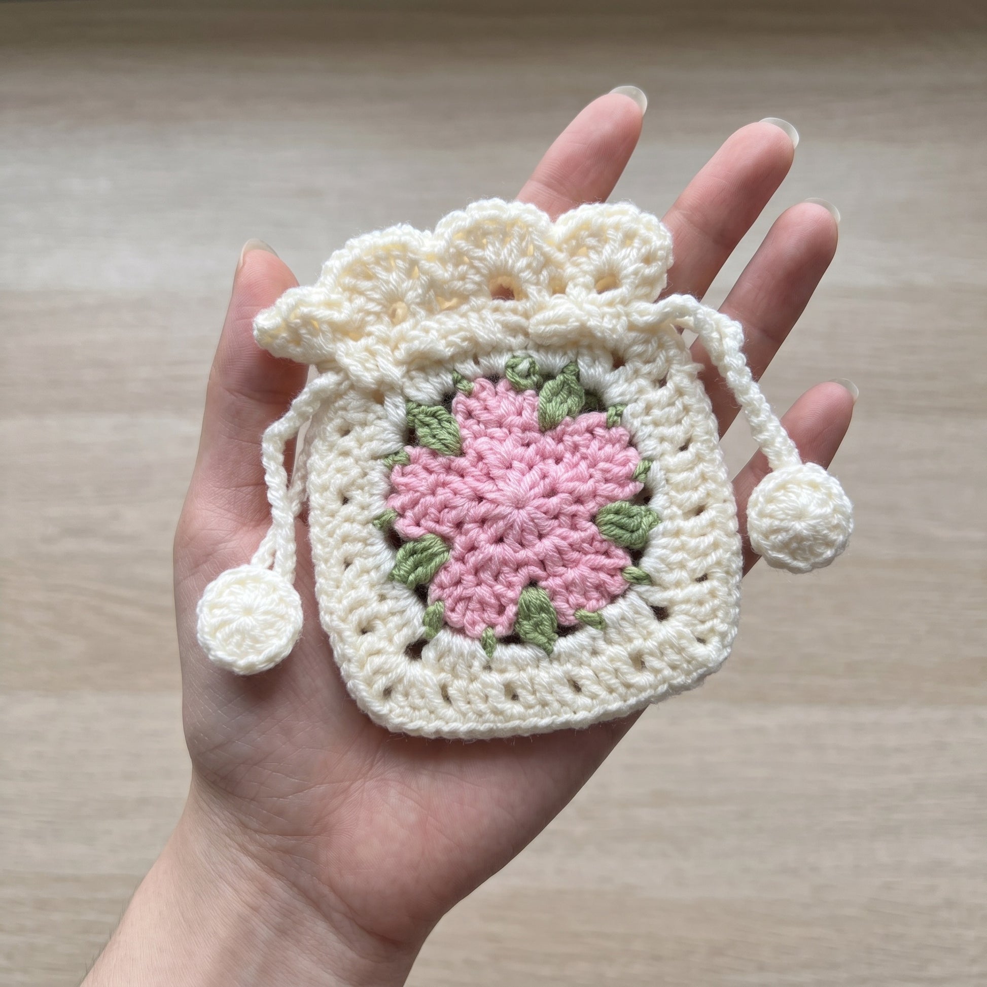 [BerryBow Canonical] BB-POU-OWH-PNK-05 | Scale | Pink Bloom Crochet Pouch – Handmade by Berry Bow