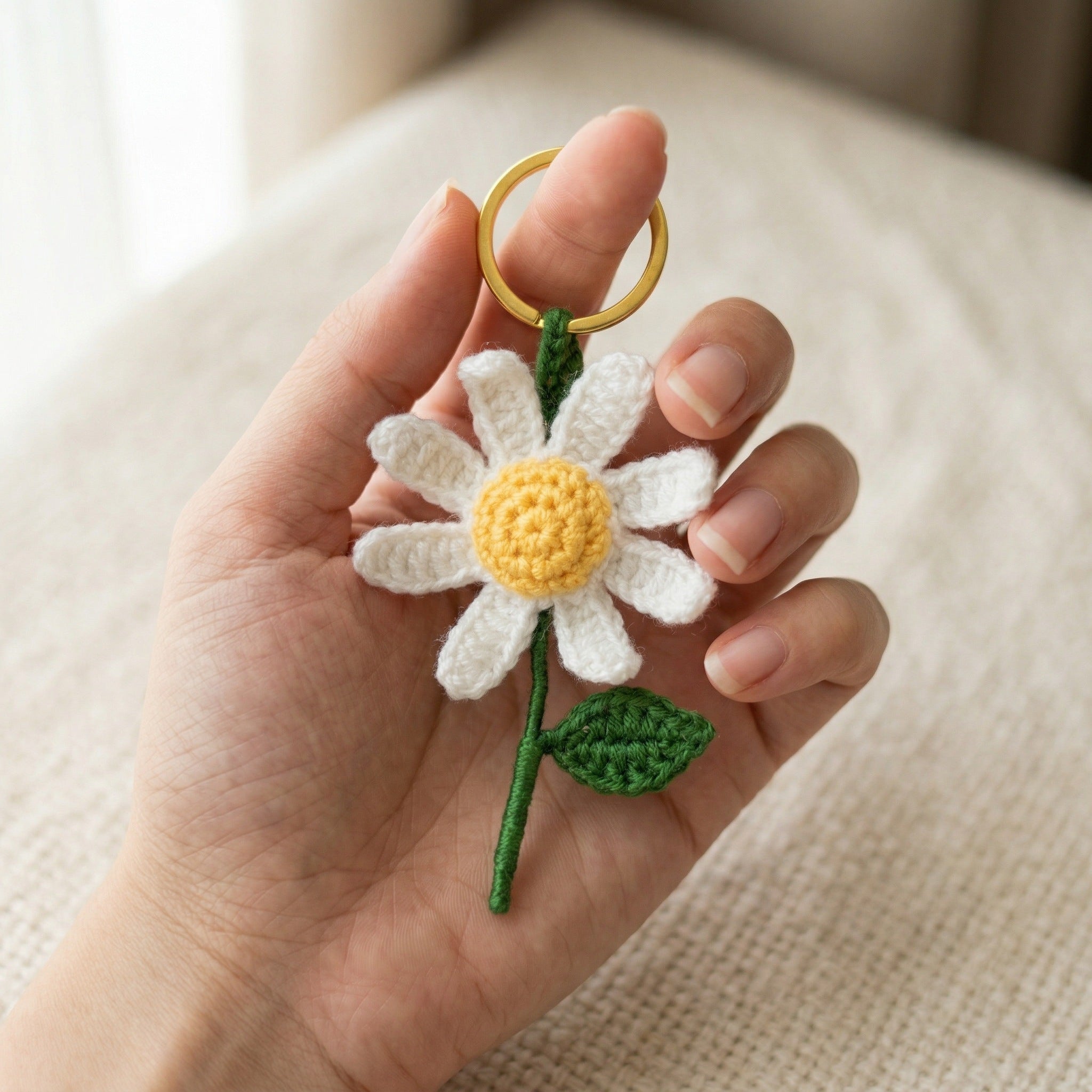 [BerryBow Canonical] BB-KC-FLR-WHT-01 | Scale | White Daisy Crochet Keychain – Handmade by Berry Bow