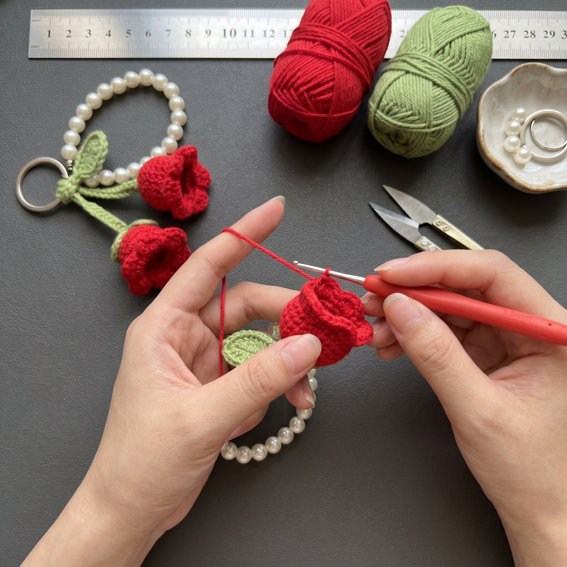 [BerryBow Canonical] BB-KC-BER-RED-03 | Making | Twin Rose Pearl Crochet Keychain – Handmade by Berry Bow