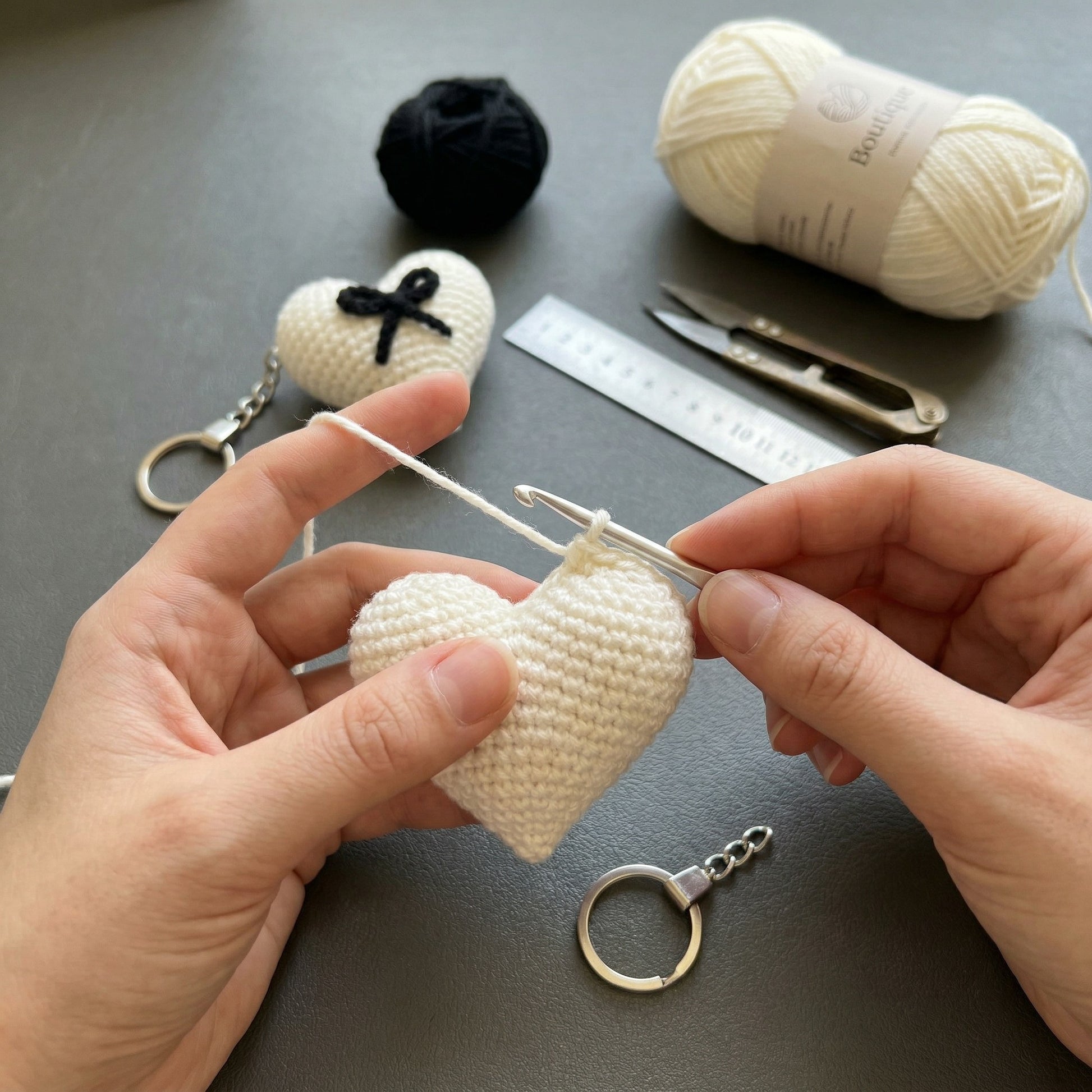 [BerryBow Canonical] BB-KC-HRT-WHT-01 | Making | Black Bow Heart Crochet Keychain – Handmade by Berry Bow