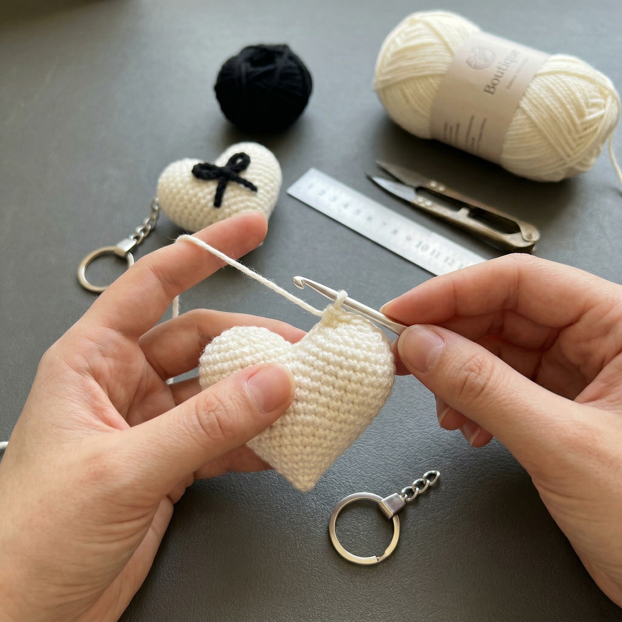 [BerryBow Canonical] BB-KC-HRT-WHT-01 | Making | Black Bow Heart Crochet Keychain – Handmade by Berry Bow
