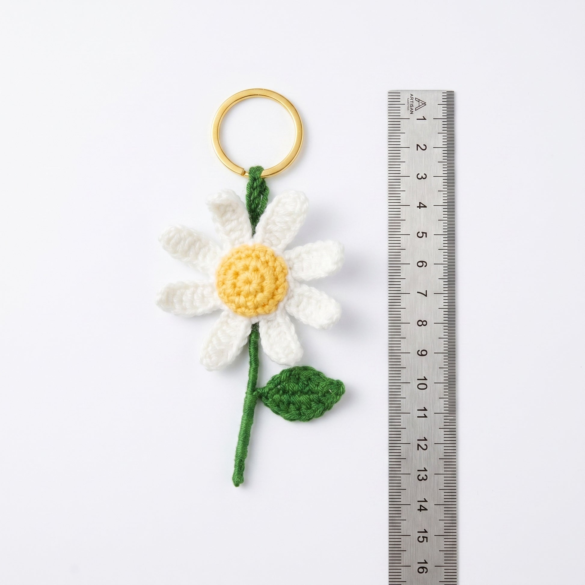 [BerryBow Canonical] BB-KC-FLR-WHT-01 | Measurement | White Daisy Crochet Keychain – Handmade by Berry Bow