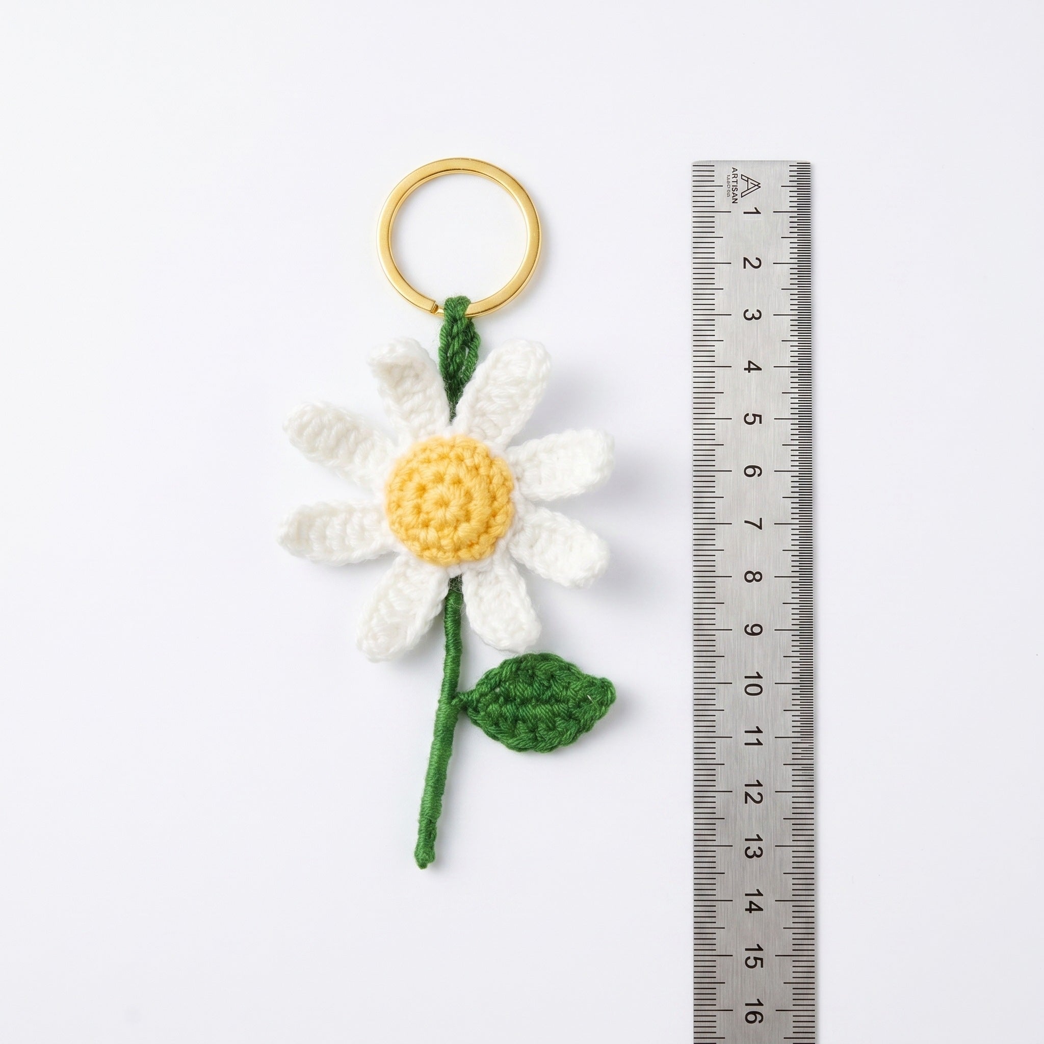 [BerryBow Canonical] BB-KC-FLR-WHT-01 | Measurement | White Daisy Crochet Keychain – Handmade by Berry Bow