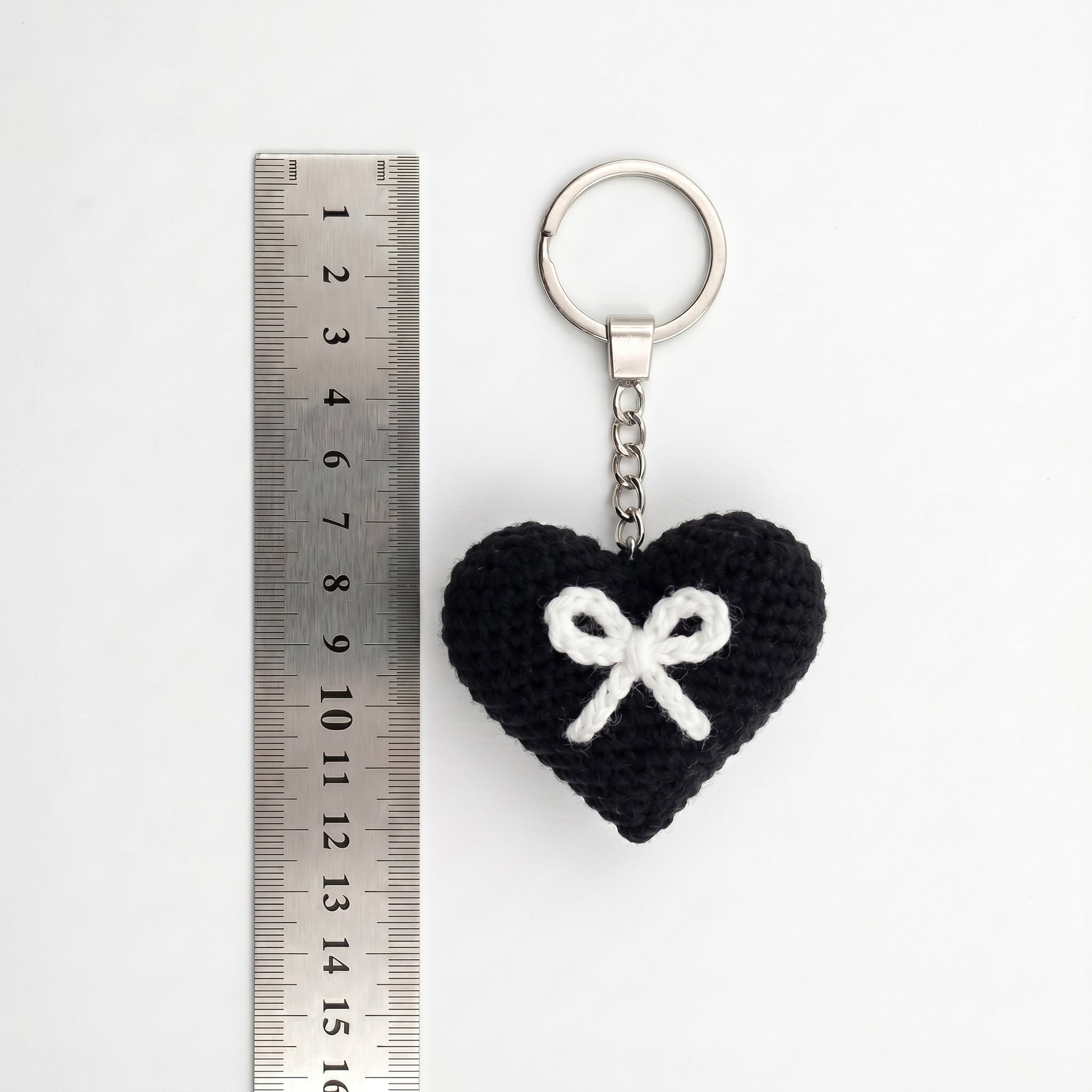 [BerryBow Canonical] BB-KC-HRT-BLK-01 | Measurement | White Bow Heart Crochet Keychain – Handmade by Berry Bow