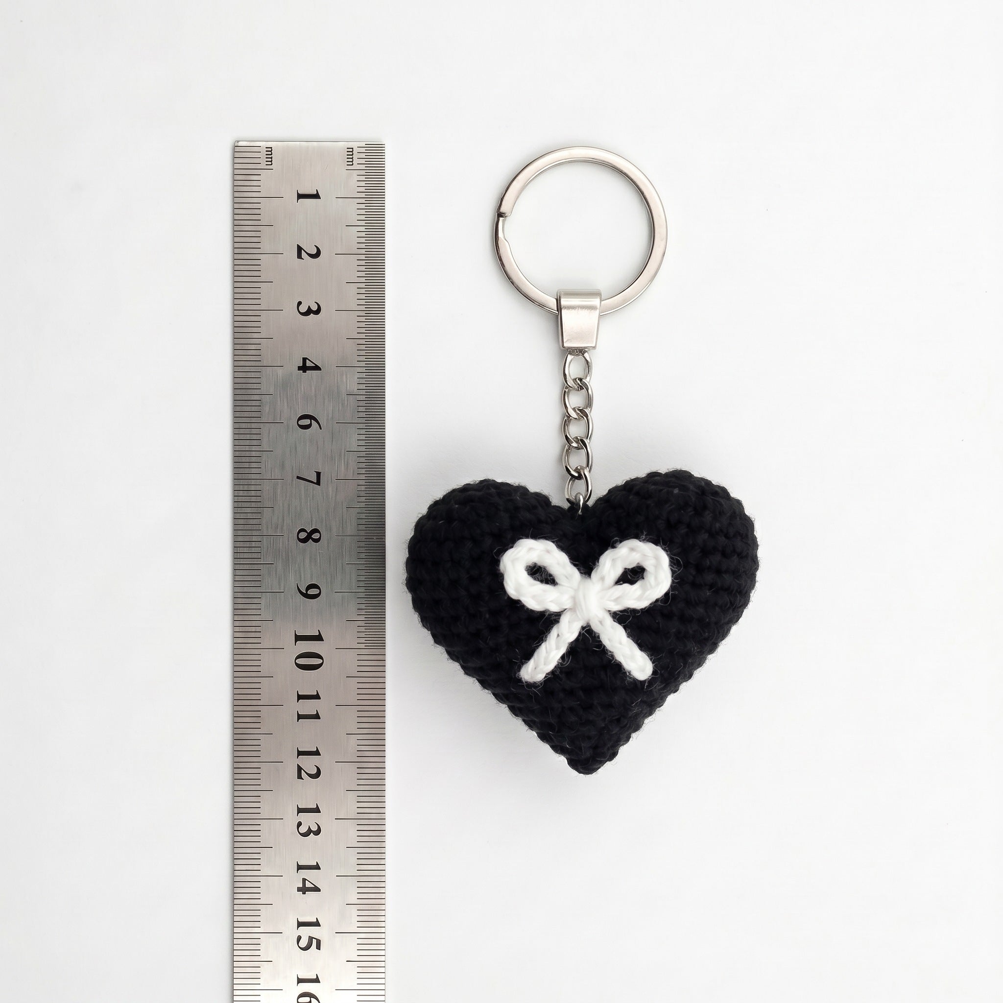 [BerryBow Canonical] BB-KC-HRT-BLK-01 | Measurement | White Bow Heart Crochet Keychain – Handmade by Berry Bow
