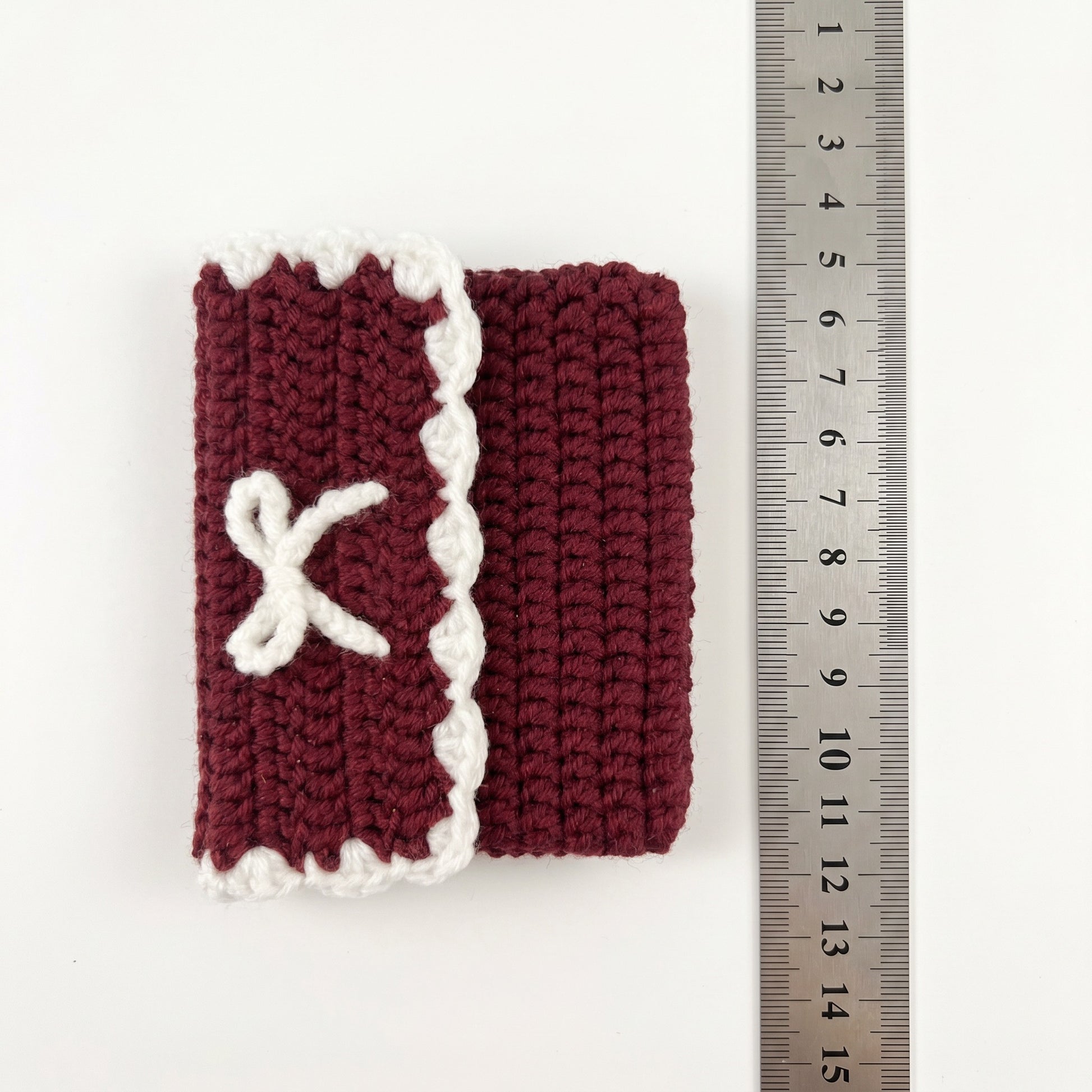 [BerryBow Canonical] BB-POU-BUR-BOW-07 | Measurement | Burgundy Bow Crochet Pouch – Handmade by Berry Bow