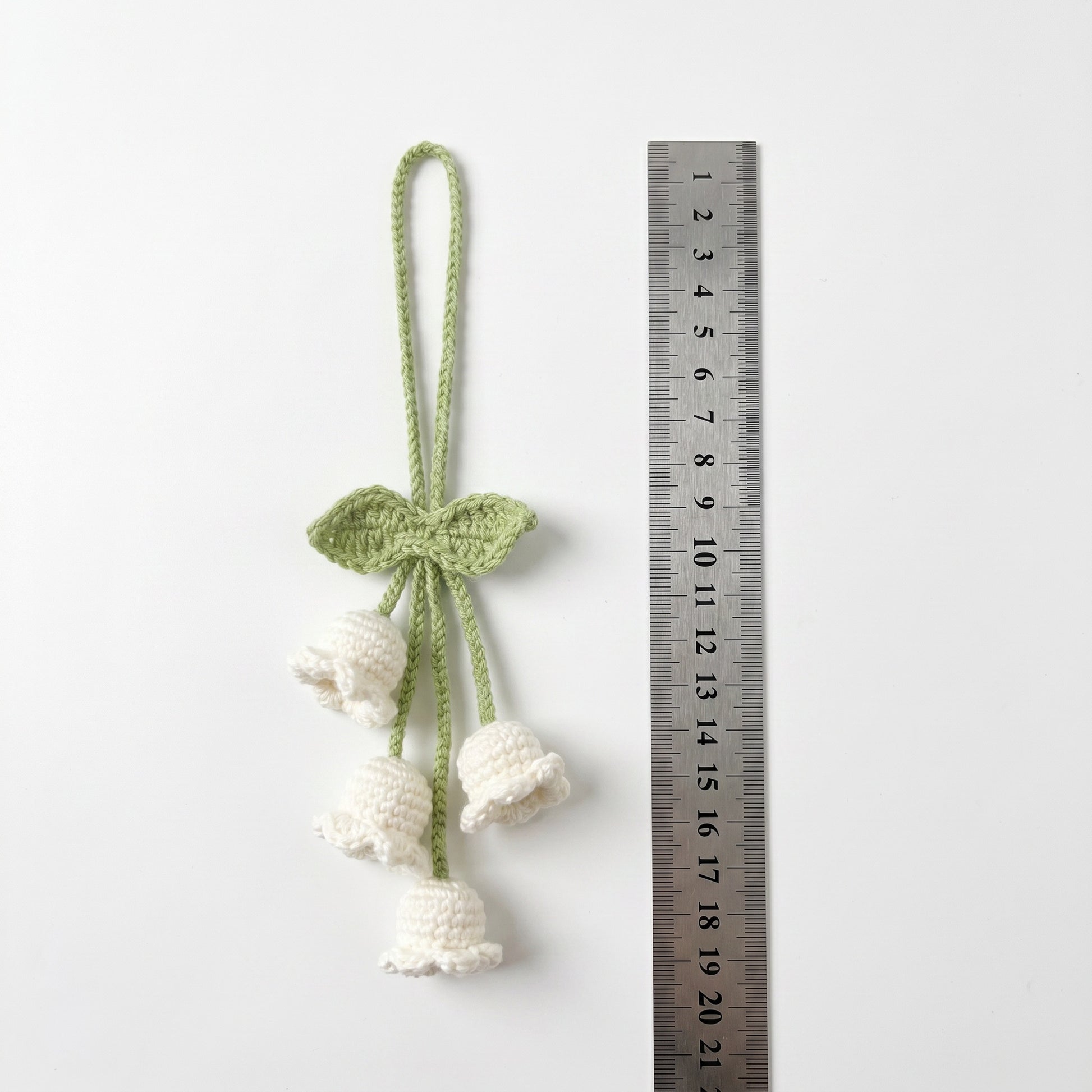 [BerryBow Canonical] BB-CHR-FLR-WHT-03 | Measurement | White Lily Crochet Car Charm – Handmade by Berry Bow