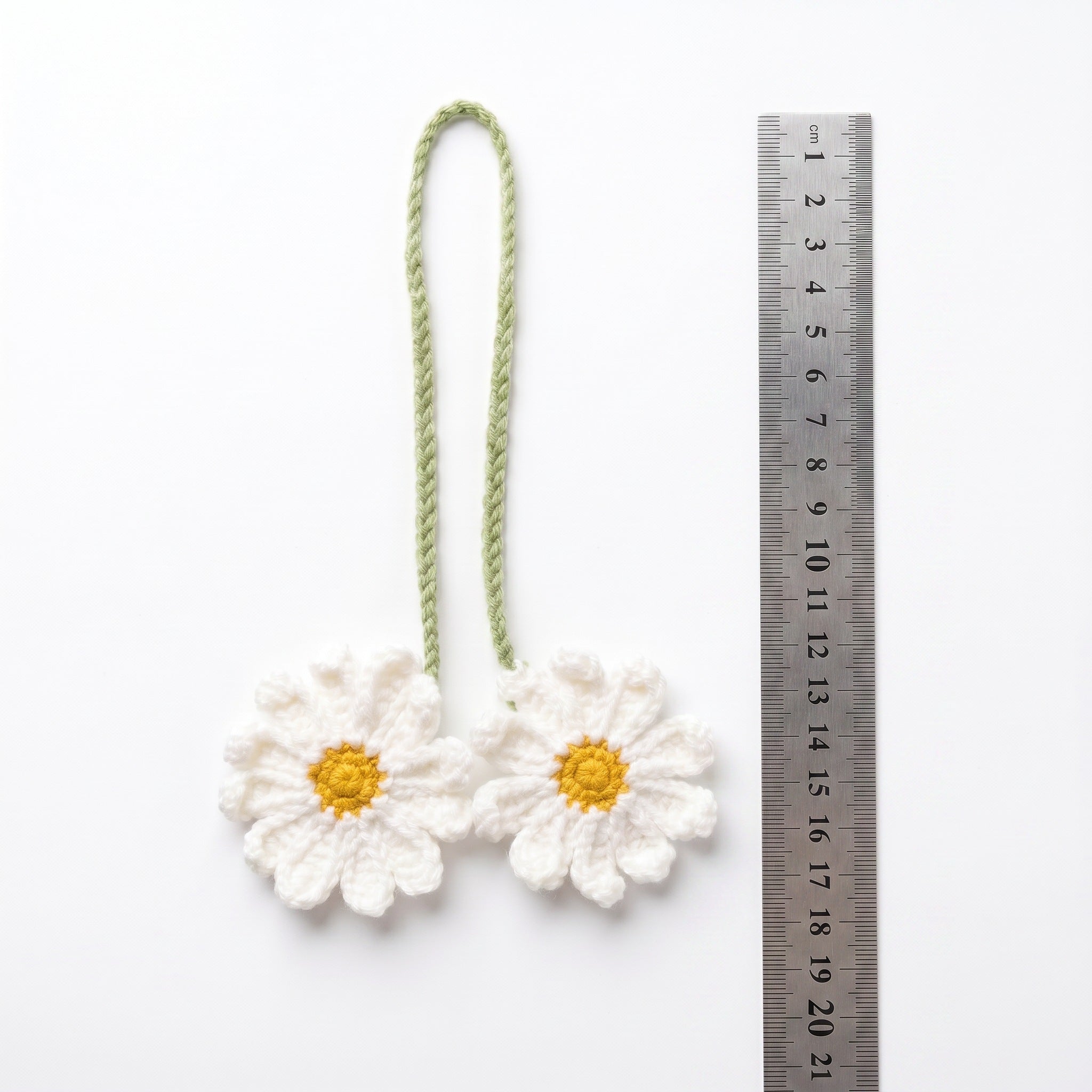 [BerryBow Canonical] BB-CHR-FLR-WHT-02 | Measurement | Twin Daisy Crochet Car Charm – Handmade by Berry Bow