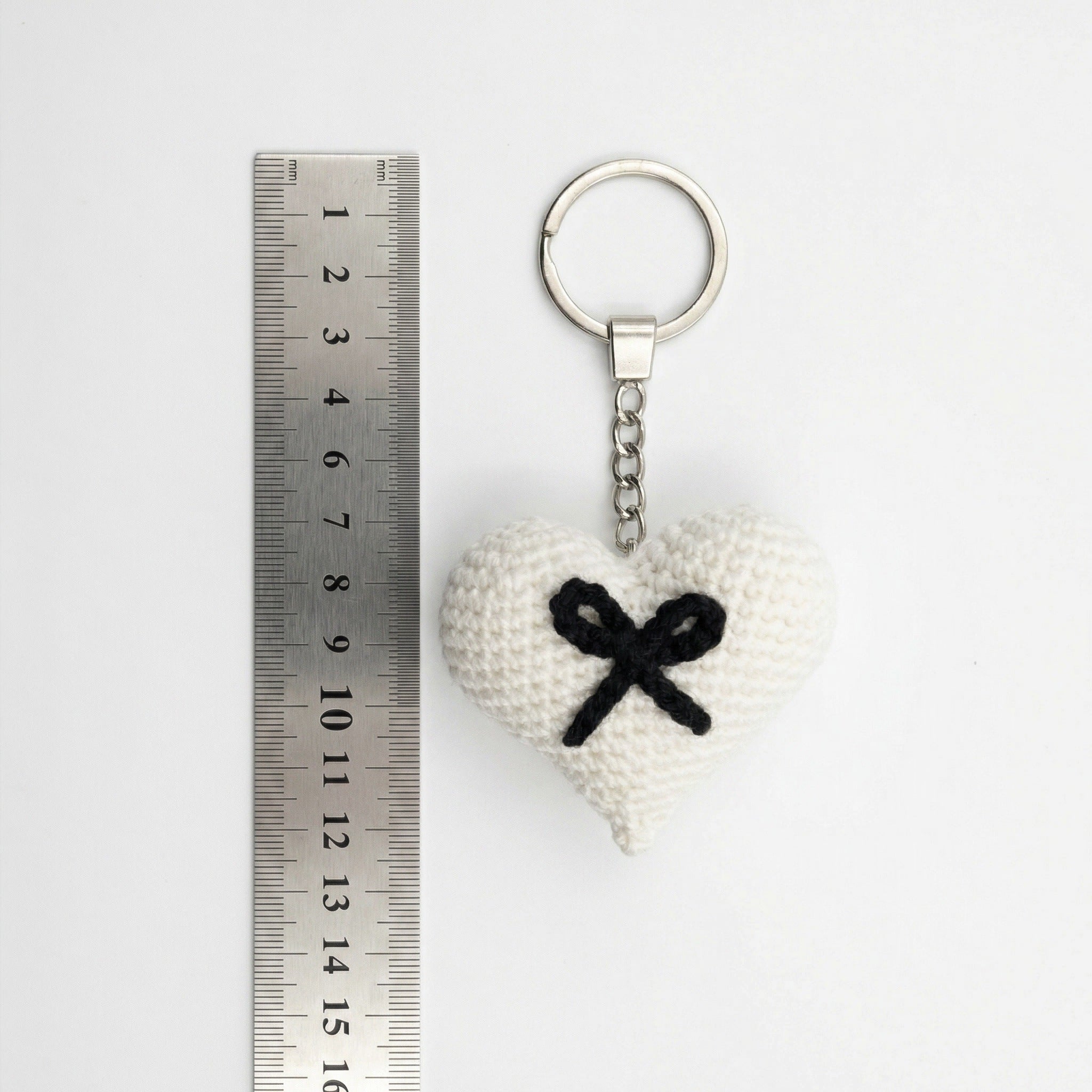 [BerryBow Canonical] BB-KC-HRT-WHT-01 | Measurement | Black Bow Heart Crochet Keychain – Handmade by Berry Bow