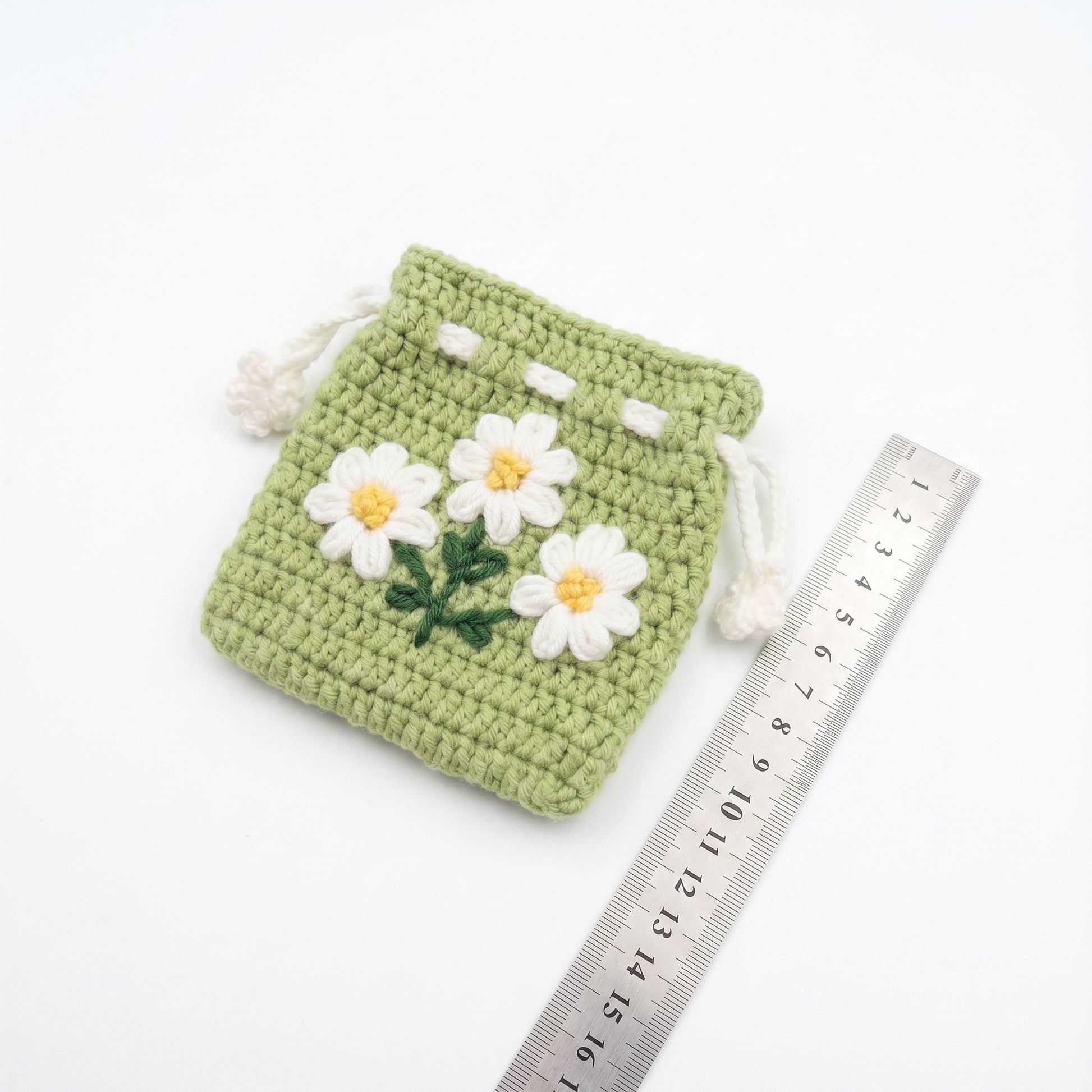 [BerryBow Canonical] BB-POU-GRN-DAI-03 | Measurement | Green Daisy Crochet Pouch – Handmade by Berry Bow