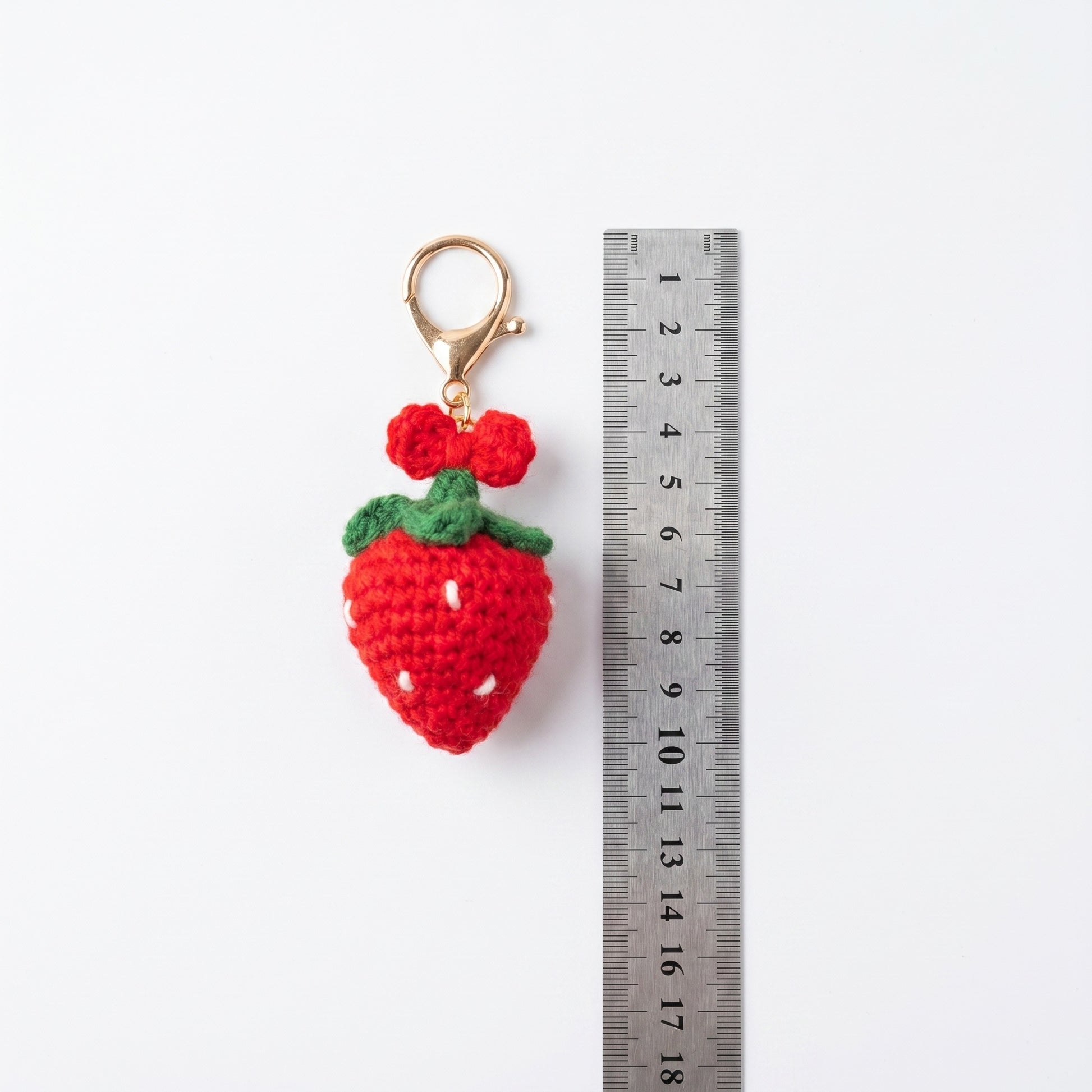 [BerryBow Canonical] BB-KC-BER-RED-02 | Measurement | Strawberry Bow Crochet Keychain – Handmade by Berry Bow